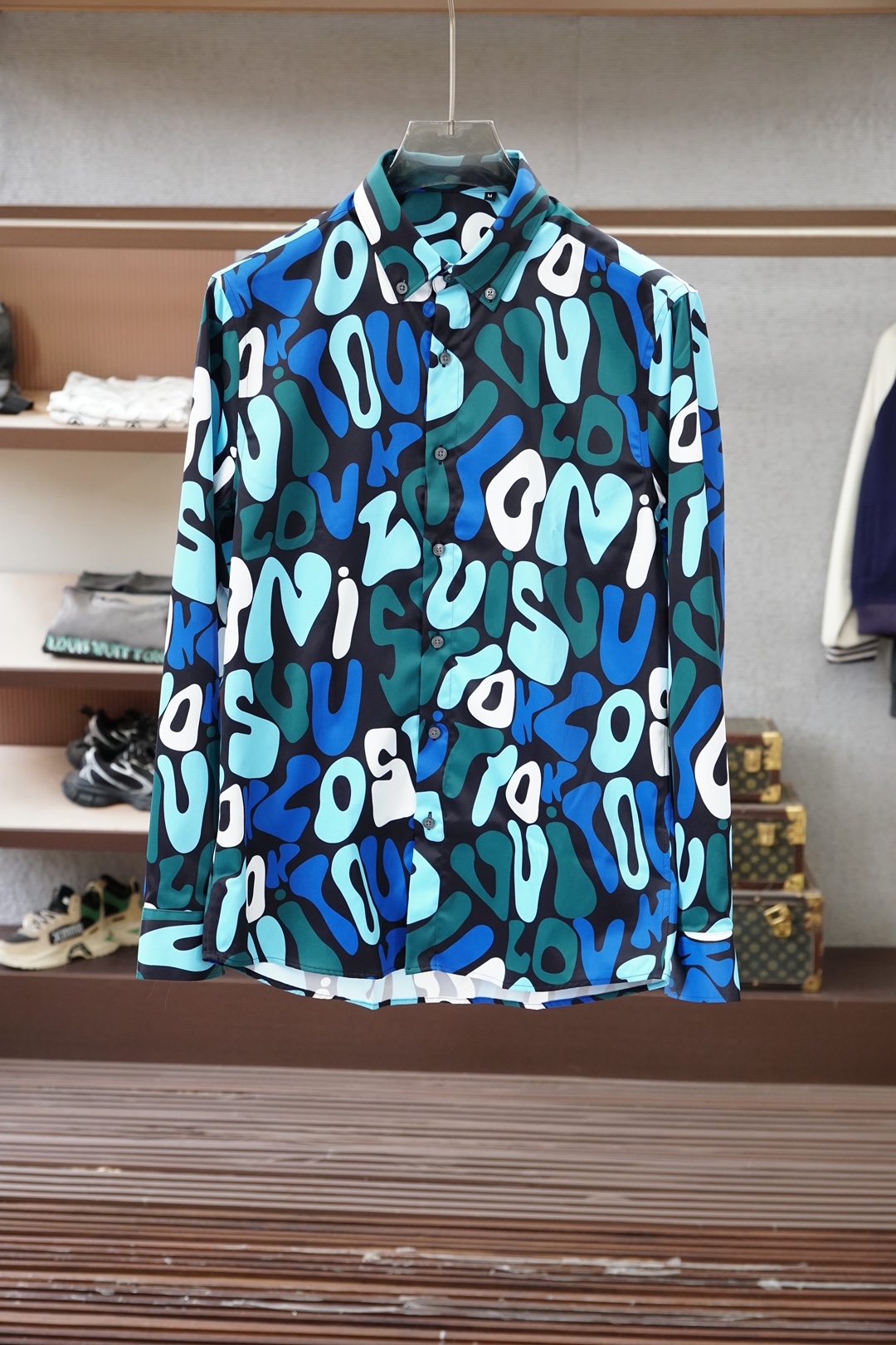 NO:836688,lv eco-friendly three-dimensional four-dimensional color printed silk shirts with donkeyjia letters!  The shirt fabric is made of silk and fine cotton blended fabric!  Soft, delicate, comfortable and breathable!  A very high quality product!  Paired with trendy letter prints!  No need to explain too much!  At first glance, it looks like a very high-end and classy style!  . sizes～xxl (172/145 catties m fits well without belly) s shoulder width 46 bust 102 length 76 sleeve length 63 m shoulder width 47 bust 106 length 77.5 sleeve length 64 l shoulder width 48 bust 110 length 79 sleeve length 65 xl shoulder width 49 bust 114 length 80.5 sleeve length 66  xxl Shoulder width 50 Bust 118 Clothes length 82 Sleeve length 67 Recommended size (slightly loose fit) Height 174-145 pounds, try on size M which is suitable!  For boys weighing less than 135 catties, choose S size, between 135-150 catties, choose M size, between 150-165 catties, choose L size, between 165-180 catties, choose XL size, and between 180-198 catties, choose XXL size!  ,,louis vuitton,louis vuitton,louis vuitton,shirts,real silk,19860909Lv 驴家字母环保立体四维彩色印花真丝系列衬衫！衬衫面料是天蚕丝和精棉混纺布面料！柔软细腻舒适透气！非常高质量的一款产品！搭配潮流字母印花图案！不用过多解释！一眼望去非常的高端大气上档次的款式！. sizes～xxl（172/145斤m合身没肚腩） s 肩宽 46胸围 102衣长 76袖长63 m 肩宽 47胸围 106衣长 77.5袖长64 l肩宽 48胸围 110衣长 79袖长65 xl 肩宽 49胸围 114衣长 80.5袖长66 xxl肩宽 50胸围 118衣长 82袖长67 尺码推荐（略宽松版型） 身高174-145斤,试穿M码合适！ 男生体重135斤以内选择S码,135-150斤选择M码,150-165斤选择L码,165-180斤选择XL码,180-198斤选择XXL码！,,louis vuitton,louis vuitton,louis vuitton,shirts,real silk,,Men's clothing