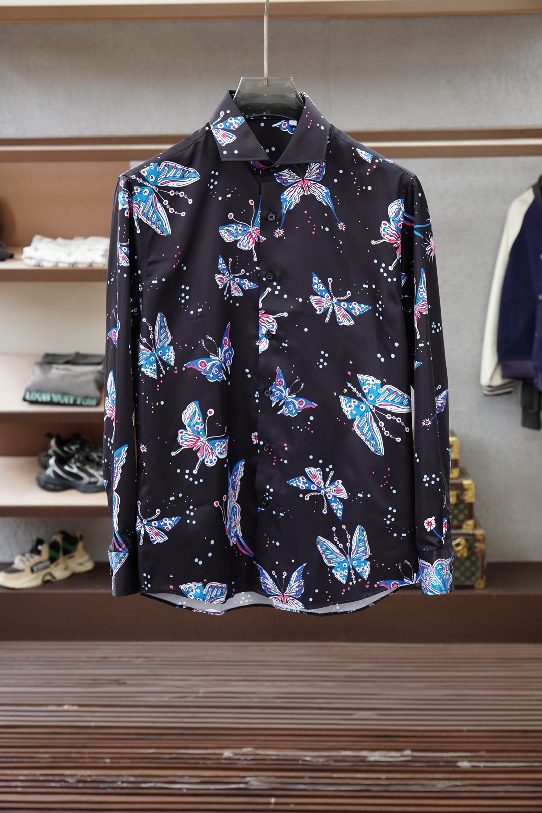 NO:836692,Valentino-VALE* long-sleeved shirt with floral and butterfly elements. Custom-made imported liquid ammonia cotton fabric. The upper body is like a spring breeze. The retro aesthetic pattern design interprets the classics from the Los Angeles vintage market. It is intended to create bold combinations and break through the traditional design style. Size S 1 XXL. For boys weighing less than 135 pounds, choose S size. M size: shoulder width 46, bust 102, length 76, sleeve length 64. L size: shoulder width 47  Bust 106, Length 77, Sleeve Length 6519860909华伦天奴-VALE*花卉蝴蝶元素设计长袖衬衫 定制进口液氨棉面料 上身如沐春风 复古美学的图案设计诠释了仿若来自洛杉矶古着市场的经典 意在创造大胆的组合 突破传统的设计风格 尺码S一 XXL 男生体重135斤以内选择S码合身 M码 : 肩宽 46 胸围102 衣长76 袖长64 L码: 肩宽 47 胸围106 衣长77 袖长65 XL码 : 肩宽 48 胸围110 衣长78 袖长66 XXL : 肩宽 49 胸围114 衣长79 袖长67 3XL : 肩宽 50 胸围118 衣长80 袖长68,,valentino,valentino,shirts,,Men's clothing