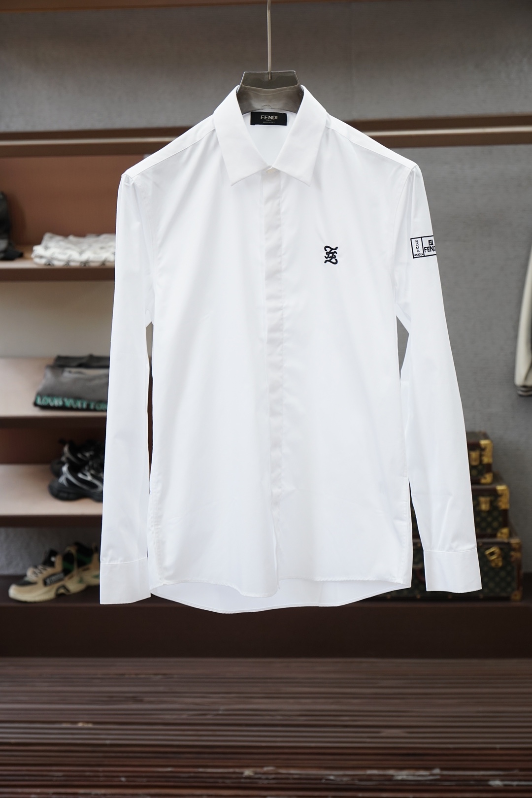 NO:836696,Fendi Fendi-a series not yet released to the public!  Exclusive launch on the market!  Made of fine cotton and silk blended fabric, it exudes noble temperament both in terms of brightness and attire!  Uniquely customized shoulder logo embroidery and chest logo double F embroidery LOG0 is more noble!  No matter you wear it outside, it is comfortable and soft without losing its noble style!  sizes~xxl (172/140 catties m slim fit, no belly) s shoulder width 46 bust 102 length 76 sleeve length 63 m shoulder width 47 bust 106 length 77.5 sleeve length 64 l shoulder width 48 bust 110 length 79 sleeve length 65 xl shoulder width 49 bust 114 length 80.5 sleeve length 66  xxl shoulder width, 450 bust, 118 length, 82 sleeve length, 67 size recommendation (slightly loose fit), height 174-140 pounds, try on size M, which is suitable!  For boys weighing less than 135 catties, choose S size, between 135-150 catties, choose M size, between 150-165 catties, choose L size, between 165-180 catties, choose XL size, and between 180-198 catties, choose XXL size!  ,,fendi,fendi,real silk,19860909Fendi芬迪-未对外公开发售系列！市场独家首发！精棉加真丝混纺面料,无论从亮光还是着装都透露着高贵的气质！独特定制肩部商标刺绣胸标双F绣花LOG0更加高贵！无论外穿都是既舒适柔软,又不失高贵风范！ sizes～xxl（172/140斤m修身 没肚腩）  s 肩宽 46胸围 102衣长 76袖长63 m 肩宽 47胸围 106衣长 77.5袖长64 l 肩宽 48胸围 110衣长 79袖长65 xl 肩宽 49胸围 114衣长 80.5袖长66 xxl肩宽 450胸围 118衣长 82袖长67 尺码推荐（略宽松版型） 身高174-140斤,试穿M码合适！ 男生体重135斤以内选择S码,135-150斤选择M码,150-165斤选择L码,165-180斤选择XL码,180-198斤选择XXL码！,,fendi,fendi,real silk,,Men's clothing