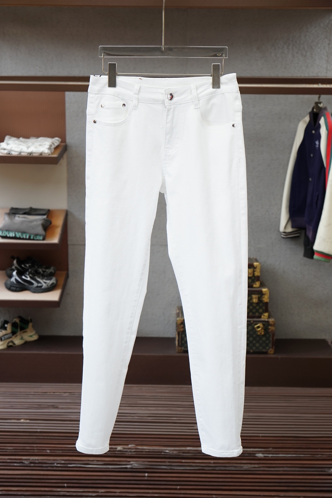 NO:843303,Mengkou - 2026 spring and summer straight jeans series new godfather-level washed jeans. Luxurious SS official website counter 9000 ocean new products are hot-selling. Original replica leather brand. Highly recommended. Complex craftsmanship + washed foreign trade. Quality and detail processing are in place. Luxurious details hardware accessories. Stretch slim straight pants. Size. 29-38, 35 but not 37, Moncler, jeans,19860909蒙口-2026春夏直筒牛仔裤系列新品教父级洗水牛仔裤 奢华感ss官网专柜9000大洋新品热销 原版复刻皮牌 重磅强烈推荐 复杂工艺工艺+洗水外贸 品质感细节处理满满到位 奢华感细节五金辅料 弹力修身直筒裤型 尺码.29-38有35无37码,,Moncler,jeans,,Men's clothing