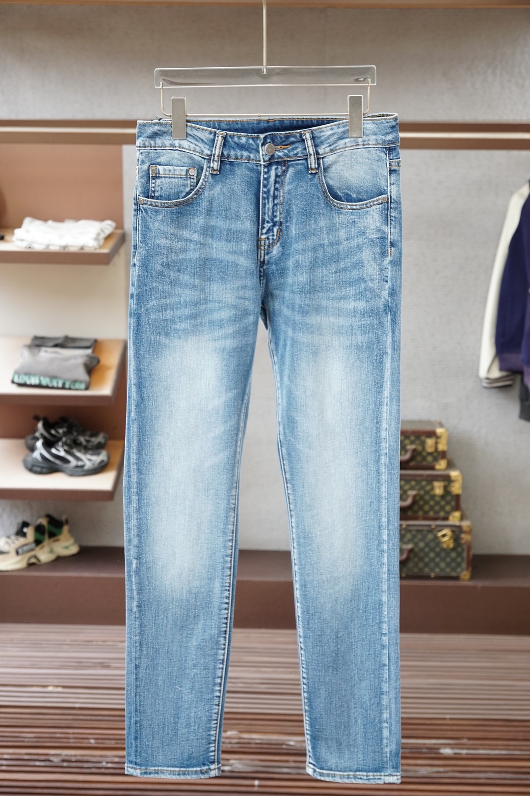 NO:843325,Versace - 2026 spring and summer straight-leg jeans series new godfather-level washed jeans. Luxurious SS official website counter 9000 ocean new products are hot-selling. Original replica leather brand. Highly recommended. Complex craftsmanship + washed foreign trade. Quality and detail processing are in place. Luxurious details hardware accessories. Elastic slim straight pants. Size. 29-38, 35 but not 37,,versace,jeans,19860909范思哲-2026春夏直筒牛仔裤系列新品教父级洗水牛仔裤 奢华感ss官网专柜9000大洋新品热销 原版复刻皮牌 重磅强烈推荐 复杂工艺工艺+洗水外贸 品质感细节处理满满到位 奢华感细节五金辅料 弹力修身直筒裤型 尺码.29-38有35无37码,,versace,jeans,,Men's clothing
