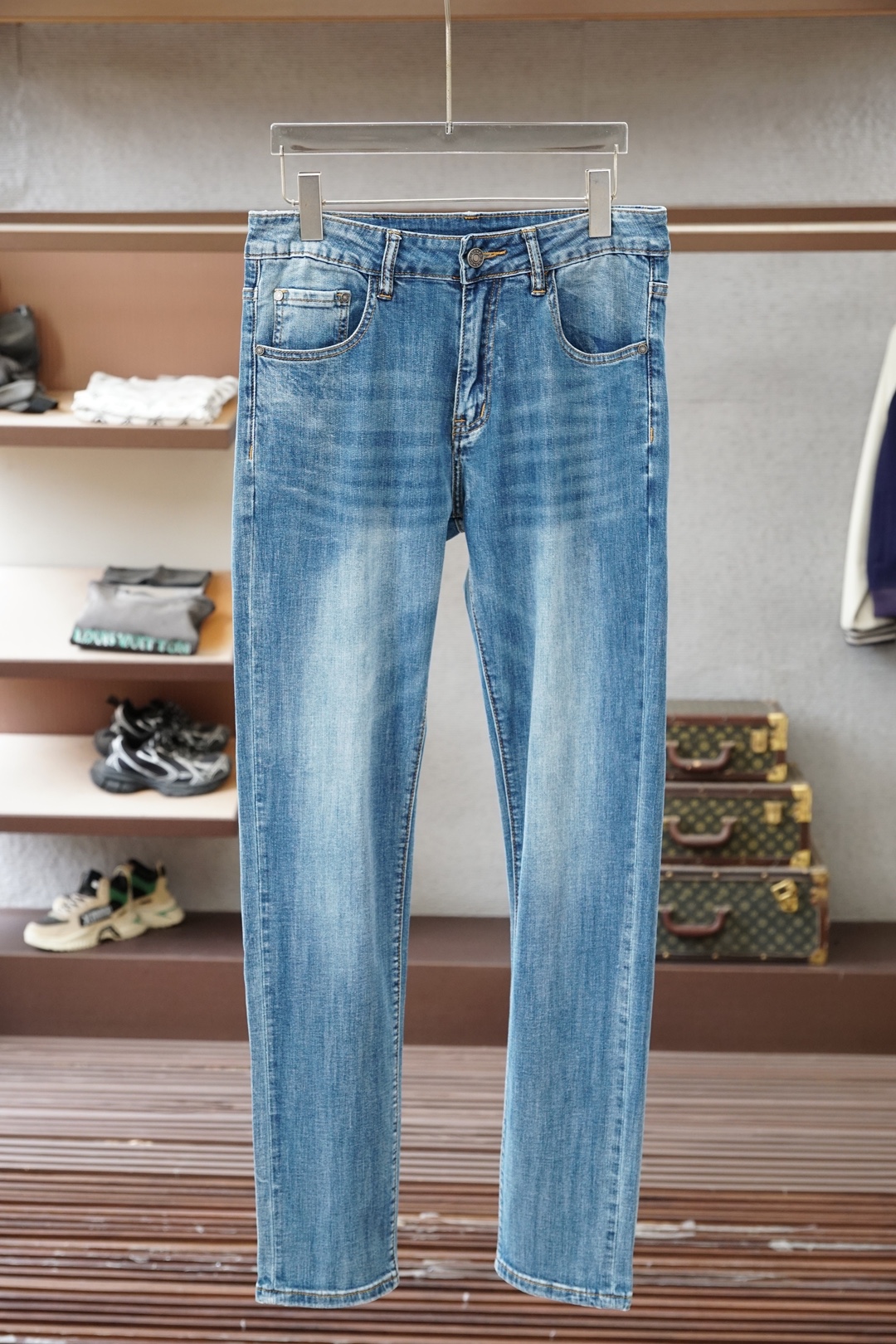 NO:843314,Gucci Gucci - 2026 spring and summer straight jeans series new godfather-level washed jeans Luxurious ss official website counter 9000 ocean new products hot sale Original replica leather brand Highly recommended Complex craftsmanship + washed foreign trade Quality and detail processing are in place Luxurious details hardware accessories Elastic slim straight pants Size. 29-38, 35 but not 37,, gucci, jeans,19860909Gucci古奇-2026春夏直筒牛仔裤系列新品教父级洗水牛仔裤 奢华感ss官网专柜9000大洋新品热销 原版复刻皮牌 重磅强烈推荐 复杂工艺工艺+洗水外贸 品质感细节处理满满到位 奢华感细节五金辅料 弹力修身直筒裤型 尺码.29-38有35无37码,,gucci,jeans,,Men's clothing