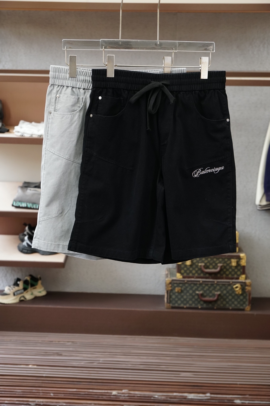 NO:843342,Balenciaga/2026 popular shorts, selected from ultra-thin pure cotton fabric, smooth and comfortable wearing logo, full of high-end style. The details of the hemming and routing process are meticulous and perfect, and natural environmentally friendly dyes prevent the material from becoming hard and compact. Enjoy the fresh breath of summer. Sizes M～3XL,, balenciaga, shorts,19860909巴黎世家/ 2026爆款短裤,精选超薄纯棉面料,细滑舒适的穿着感Logo满满高级感风格.细节包边走线工艺细致完美,天然环保染料杜绝材料组织发硬板结.尽享夏日清新气息. 尺码M～3XL,,balenciaga,shorts,,Men's clothing