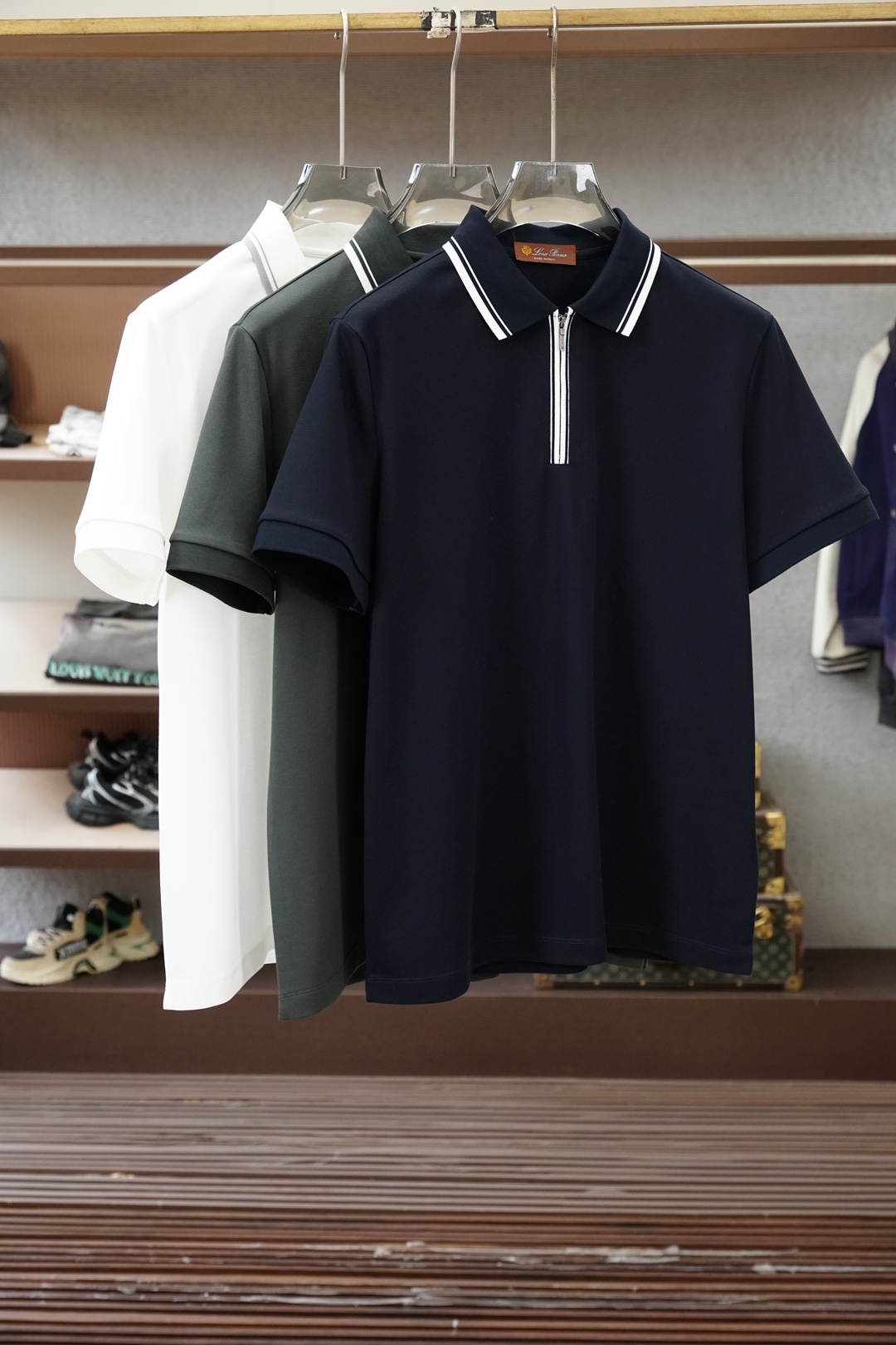 NO:840532,LP/2026 new summer men's business casual short-sleeved three-button polo shirt is a very simple and stylish lapel polo shirt. It is very high-end in terms of texture and style. Men must buy it without regrets. The classic embroidered logo on the chest is self-evidently comfortable and breathable. Men's business casual workplace attire... Simple and fashionable yet elegant, full of high-end, invincible and versatile. Easily create a sense of competence and neatness, the first choice of urban elites  Select high-quality new surface 90 mercerized, 10 spandex mercerized vermilion fabrics. You can tell by the heavy feeling when you hold it. The overall texture details are displayed, the fabric is soft and elastic, full of vertical feeling, extremely comfortable, and easy to iron.  All of them verify the quality control of the trading company. The clothing is skin-friendly and breathable and comfortable... The upper body design is extremely simple and decent, highlighting the strength and status of the brand.. Standard and conventional cutting, slightly elastic, not loose or tight, comfortable dressing state, the upper body shows an elegant and elite temperament, a must-have high-quality Polo shirt for commuting!  Color black, white and green Size M-3XL, loro piana, T-shirt,19860909LP/2026夏季新款男士商务休闲短袖三粒扣polo衫非常简约有型的一款翻领polo衫,无论是质感还是款型都非常高端,男士们一定要入手的不后悔款,胸前经典刺绣徽标,舒适与透气不言而喻,男士商务休闲职场着装,..简约时髦又不失优雅感,高级感十足,无敌的百搭.轻易塑造出干练和利落感,都市精英的首选 甄选优质新型面90丝光,10氨纶丝光朱地面料.拿上手的沉坠感可知.整体展现出的质感细节,面料柔软有弹性好,垂直感十足,极致的舒服、免烫处理 无不一验证贸易公司的品控,着装穿着亲肤之余更是透气舒适...上身整造型设计极为简约、得体,彰显出品牌的实力地位..标准常规的版型裁剪,微弹力不宽松不紧绷的舒适着装状态,上身即显气质儒雅的精英气质,通勤必备的精品Polo衫！ 颜色黑白绿 尺码M-3XL,,loro piana,T-shirt,,Men's clothing