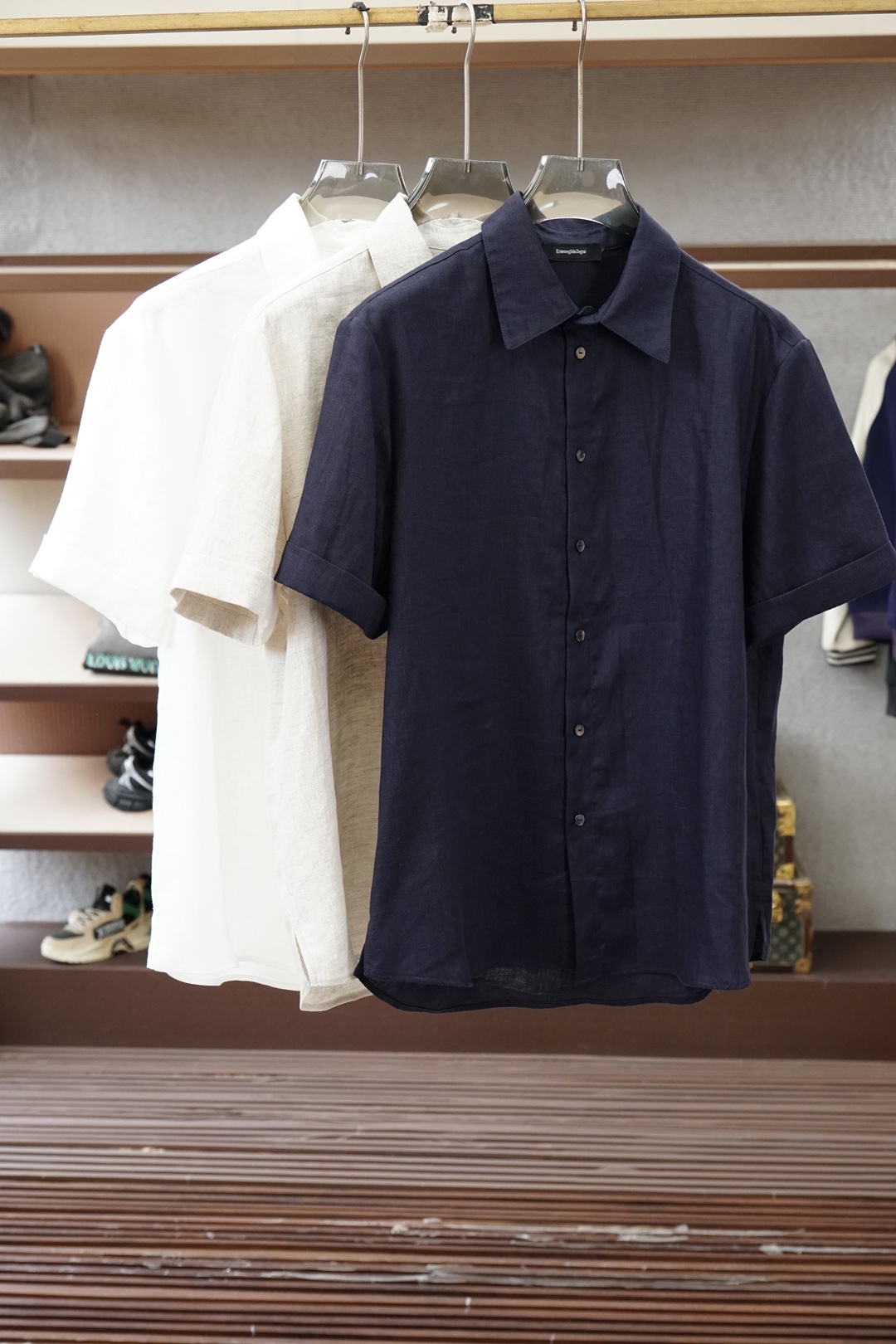NO:840526,Zegna - Zegna 2026SS new linen short-sleeved shirt and shorts suit. This shirt is made of blended linen fabric. It has shell button opening and closing. The short-sleeved shirt style design and linen material make the summer more refreshing and comfortable. It is versatile for both business and leisure. Highly recommended!  Size M-XXL,,zegna,shorts,shirts,T-shirt,19860909杰尼亚-Zegna 2026SS新款亚麻短袖衬衫短裤套装,这款衬衫采用混纺亚麻面料制作而成,贝壳纽扣开合,短袖衬衫款式设计搭配麻料让夏季更加清爽舒适,商务休闲都巨百搭,强烈建议！尺码M-XXL,,zegna,shorts,shirts,T-shirt,,Men's clothing
