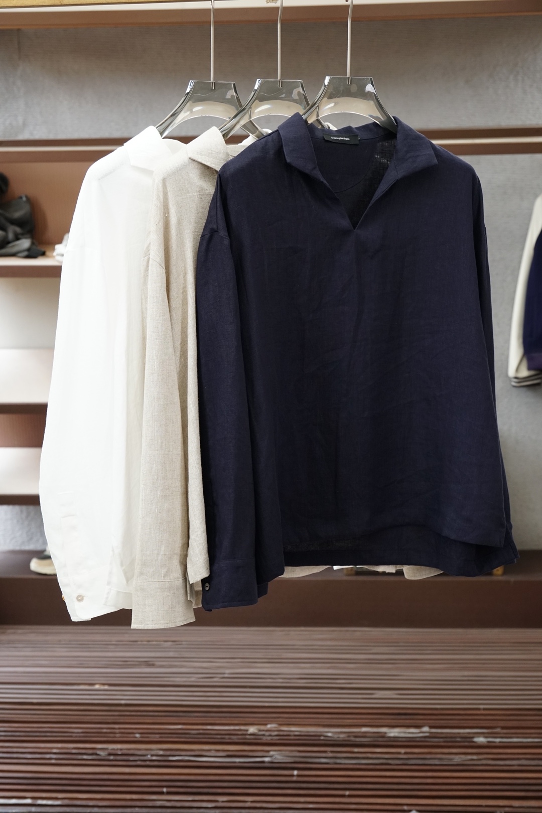 NO:840522,LP, the new summer linen long-sleeved shirt in old money style, feels as smooth as silk and has excellent breathability. It is like the first ray of sunshine in the morning, gently brushing against your skin, bringing you all-day comfort and comfort. The exquisite shell buttons are as bright as jewelry; the delicate stitching demonstrates the exquisite skills of the craftsmen. Every detail reveals the ultimate pursuit of quality. Sizes M-XXL M  Bust 118, shoulder width 45, back length 73 L, bust 122, shoulder width 46.5, back length 75, XL size, bust 126, shoulder width 48, back length 77, XXL, bust 130, shoulder width 49.5, back length 79,,loro piana,shirts,19860909LP,老钱风夏季新款亚麻长袖衬衫,触感如丝般柔滑,透气性能极佳.仿佛清晨的第一缕阳光,温柔地拂过你的肌肤,带给你全天候的舒适与惬意.精致的贝壳纽扣,如同珠宝般璀璨夺目；细腻的车线,彰显出匠人的精湛技艺.每一处细节,都透露着对品质的极致追求.尺码M-XXL  M码 胸围118肩宽45后衣长73 L码 胸围122 肩宽46.5 后衣长75  XL码 胸围126 肩宽48 后衣长77 XXL码 胸围130 肩宽49.5 后衣长79,,loro piana,shirts,,Men's clothing