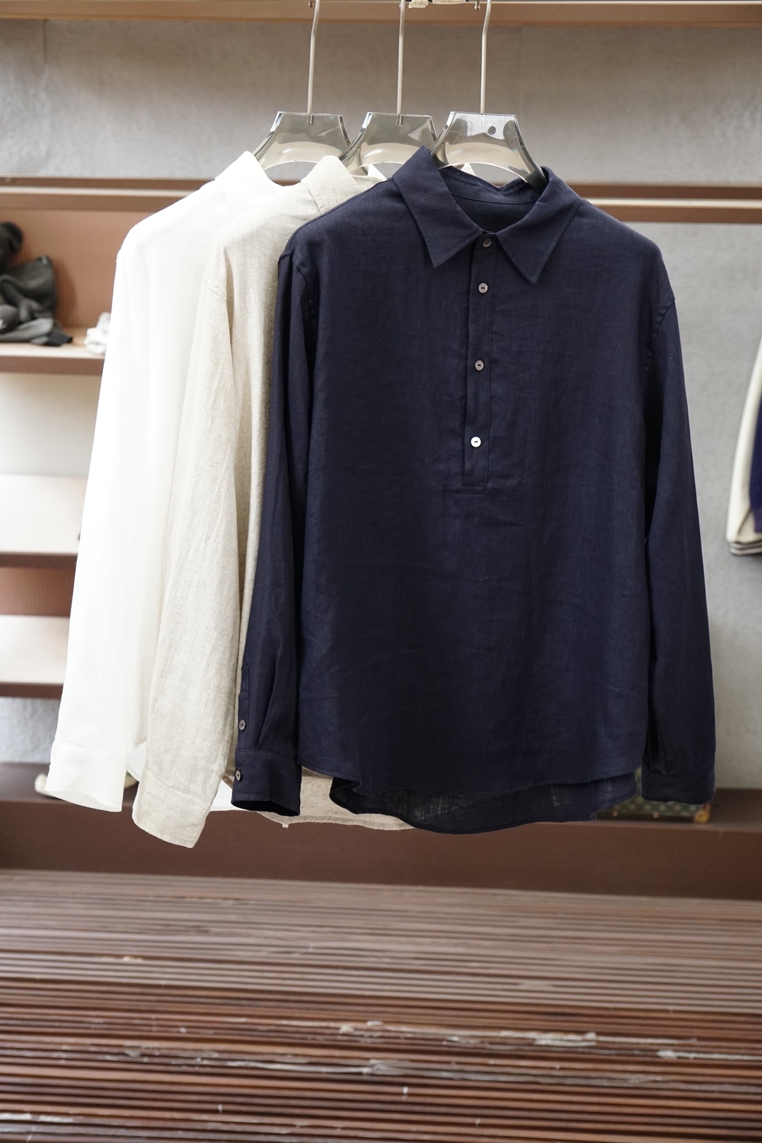 NO:840518,Ermenegildo Zegna - the new summer linen long-sleeved shirt, feels as smooth as silk and has excellent breathability. It is like the first ray of sunshine in the morning, gently brushing against your skin, bringing you all-day comfort and comfort. The exquisite shell buttons are as dazzling as jewelry; the delicate stitching demonstrates the exquisite skills of the craftsmen. Every detail reveals the ultimate pursuit of quality. Sizes M-XXL M  Bust 118, shoulder width 45, back length 73 L, bust 122, shoulder width 46.5, back length 75, XL size, bust 126, shoulder width 48, back length 77, XXL, bust 130, shoulder width 49.5, back length 79,,zegna,shirts,19860909杰尼亚-夏季新款亚麻长袖衬衫,触感如丝般柔滑,透气性能极佳.仿佛清晨的第一缕阳光,温柔地拂过你的肌肤,带给你全天候的舒适与惬意.精致的贝壳纽扣,如同珠宝般璀璨夺目；细腻的车线,彰显出匠人的精湛技艺.每一处细节,都透露着对品质的极致追求.尺码M-XXL  M码 胸围118肩宽45后衣长73 L码 胸围122 肩宽46.5 后衣长75  XL码 胸围126 肩宽48 后衣长77 XXL码 胸围130 肩宽49.5 后衣长79,,zegna,shirts,,Men's clothing