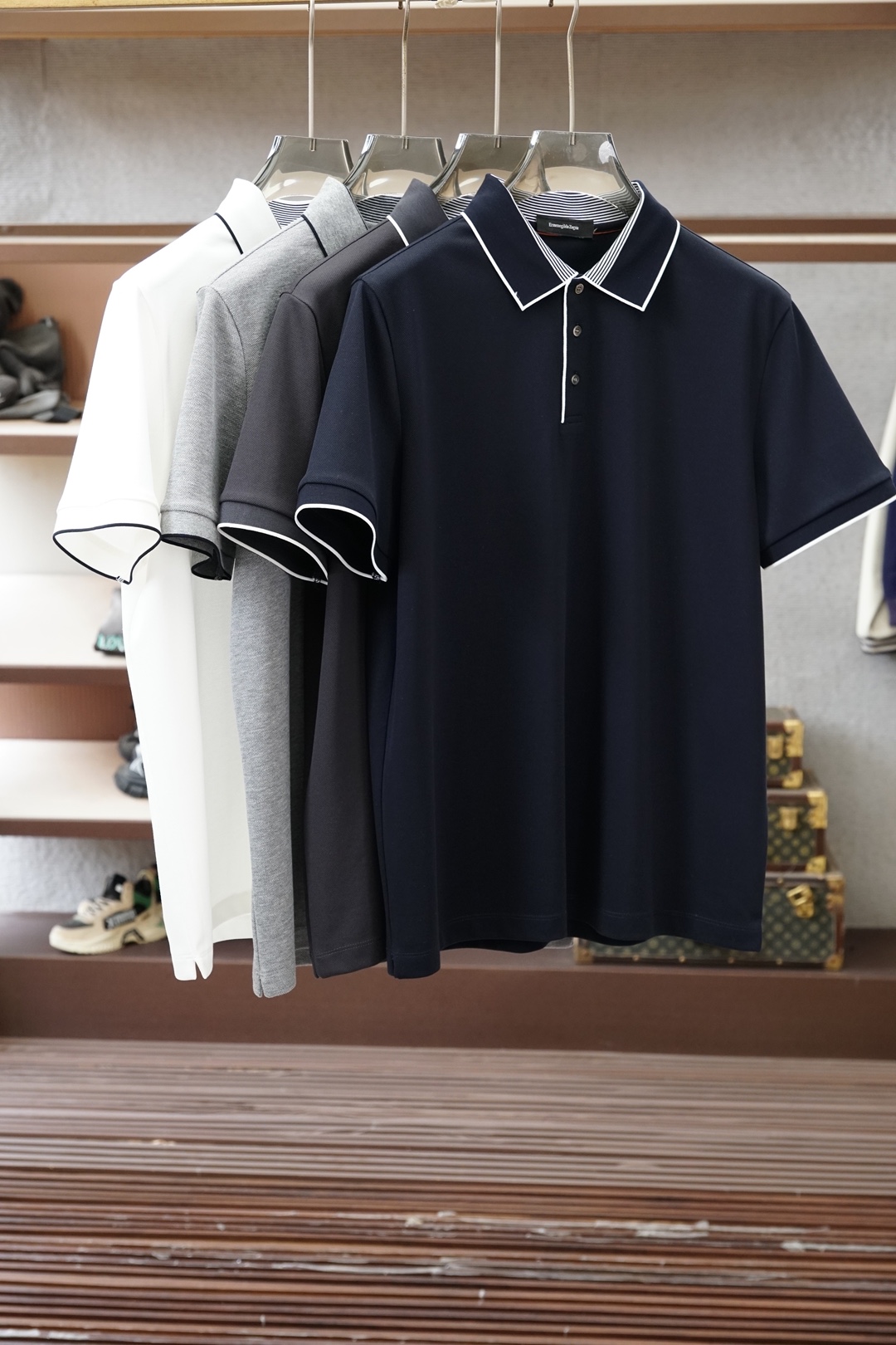 NO:840537,Ermenegildo Zegna - 2026 new summer men's business casual short-sleeved three-button polo shirt is a very simple and stylish lapel polo shirt. It is very high-end in terms of texture and style. Men must buy it without regrets. The classic embroidered logo on the chest is self-evidently comfortable and breathable. Men's business casual workplace attire... Simple and fashionable yet elegant, full of high-end, invincible and versatile. Easily create a sense of competence and neatness, the first choice of urban elites  Select high-quality new surface 90 mercerized, 10 spandex mercerized vermilion fabrics. You can tell by the heavy feeling when you hold it. The overall texture details are displayed, the fabric is soft and elastic, full of vertical feeling, extremely comfortable, and easy to iron.  All of them verify the quality control of the trading company. The clothing is skin-friendly and breathable and comfortable... The upper body design is extremely simple and decent, highlighting the strength and status of the brand.. Standard and conventional cutting, slightly elastic, not loose or tight, comfortable dressing state, the upper body shows an elegant and elite temperament, a must-have high-quality Polo shirt for commuting!  Color black, white and gray Size M-3XL,,zegna,T-shirt,19860909杰尼亚-2026夏季新款男士商务休闲短袖三粒扣polo衫非常简约有型的一款翻领polo衫,无论是质感还是款型都非常高端,男士们一定要入手的不后悔款,胸前经典刺绣徽标,舒适与透气不言而喻,男士商务休闲职场着装,..简约时髦又不失优雅感,高级感十足,无敌的百搭.轻易塑造出干练和利落感,都市精英的首选 甄选优质新型面90丝光,10氨纶丝光朱地面料.拿上手的沉坠感可知.整体展现出的质感细节,面料柔软有弹性好,垂直感十足,极致的舒服、免烫处理 无不一验证贸易公司的品控,着装穿着亲肤之余更是透气舒适...上身整造型设计极为简约、得体,彰显出品牌的实力地位..标准常规的版型裁剪,微弹力不宽松不紧绷的舒适着装状态,上身即显气质儒雅的精英气质,通勤必备的精品Polo衫！ 颜色黑白灰 尺码M-3XL,,zegna,T-shirt,,Men's clothing