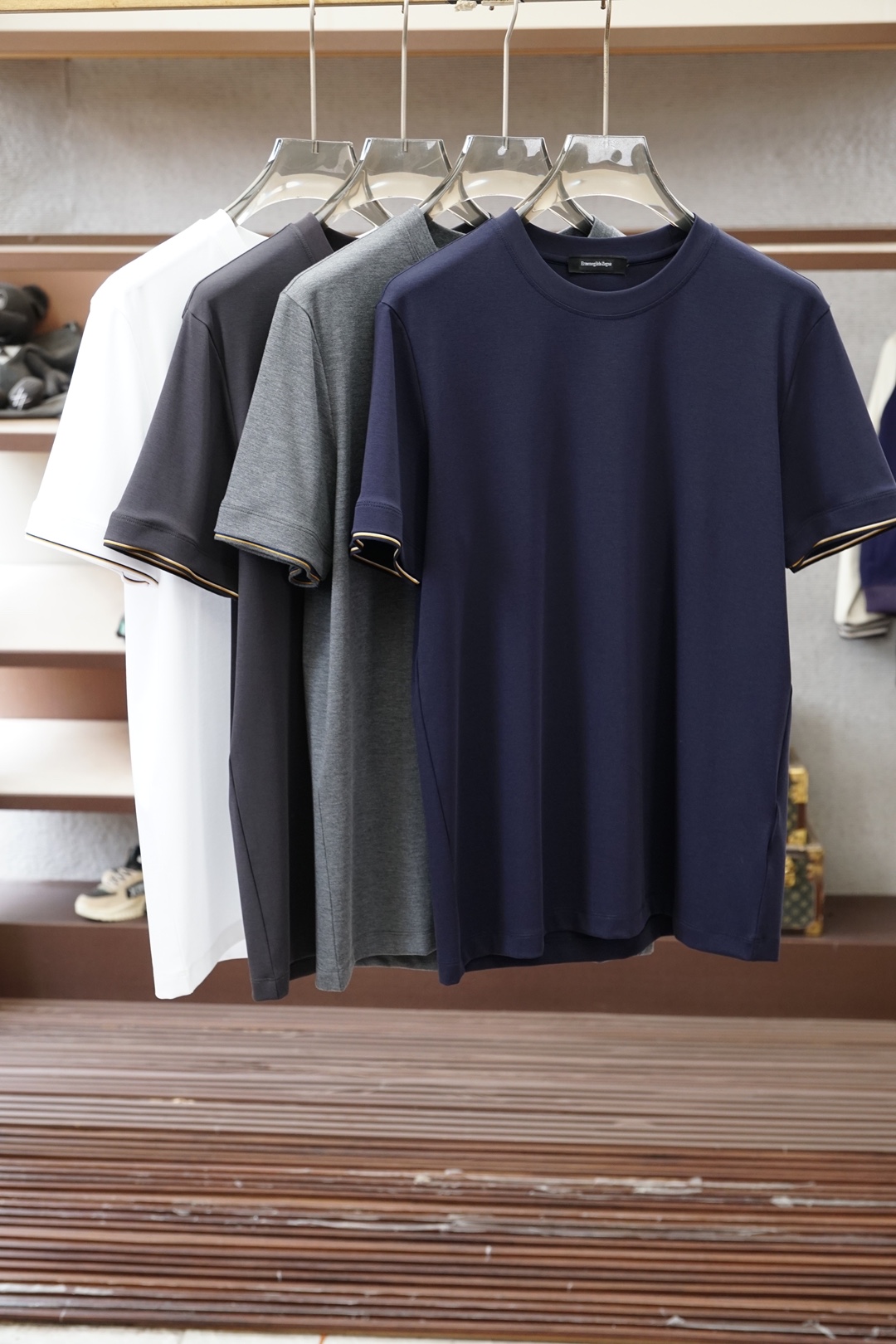 NO:840519,Zegna-Zegna 2026SS solid color short-sleeved T-shirt with embossed logo. Customized 60-count three-ply plain cotton fabric. Extremely soft and comfortable. High-end and elegant, simple and versatile style. Sunny and handsome. Full score for upper body affinity and favorability. Sizes M-3XL. M code. Bust 106. Shoulder width 44.8. Length 69.5.  Bust 114, shoulder width 47.2, length 73.5, XXL, bust 118, shoulder width 48.4, length 75.5, size 3XL, bust 122, shoulder width 49.6, length 76.5,,zegna,T-shirt,tees,t-shirt,19860909杰尼亚-Zegna 2026SS 压印logo标识净色短袖T恤.定制60支三股平纹精棉面料 极致柔软舒适 高端大气,简约百搭款式 阳光帅气 上身亲和力和好感度满分.尺码M-3XL  M码 胸围106肩宽44.8衣长69.5 L码 胸围110肩宽46衣长71.5  XL码 胸围114肩宽47.2 衣长73.5 XXL码 胸围118肩宽48.4 衣长75.5 3XL码 胸围122 肩宽49.6 衣长76.5,,zegna,T-shirt,tees，t-shirt,,Men's clothing