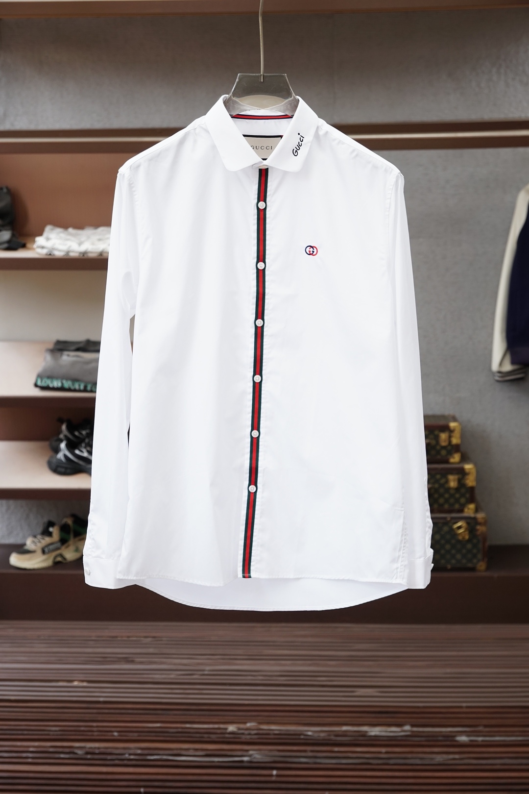 NO:840541,Gucci Gucci - the new Gucci business casual shirt. The satin fabric imported by Lutai Textile, satin finishing, feels silky and thick, the fabric has a double yarn count of 120, and a weight of 146 grams. Three-dimensional embroidery with Coats thread, a colorful logo embroidery, classic webbing on the outer width, epoxy buttons... The rest are shell logos, which are pure business and not old-fashioned. sizes～xxl (172/140 catties, slim fit, no belly) s  Shoulder width 44 Bust 100 Length 73 Sleeve length 62 m Shoulder width 45 Bust 104 Length 74 Sleeve length 63 l Shoulder width 46 Bust 108 Length 75 Sleeve length 64 xl Shoulder width 47 Bust 112 Length 76 Sleeve length 65 xxl Shoulder width 48 Bust 116 Length  77 sleeve length 66,,gucci,gucci,shirts,19860909Gucci古奇-新款古驰商务休闲衬衫 鲁泰纺织进口的贡缎面料,缎纹后整处理,手感丝滑有厚度,面料双股纱线120支数,146克重.高士线立体绣花,一颗彩色Logo 刺绣,外幅经典织带搭配,滴胶纽扣... 其余都是贝壳Logo既纯商务又不老气 sizes～xxl（172/140斤m修身 没肚腩） s 肩宽 44胸围 100衣长 73袖长62 m 肩宽 45胸围 104衣长 74袖长63 l肩宽 46胸围 108衣长 75袖长64 xl 肩宽 47胸围 112衣长 76袖长65 xxl肩宽 48胸围 116衣长 77袖长66,,gucci,gucci,shirts,,Men's clothing