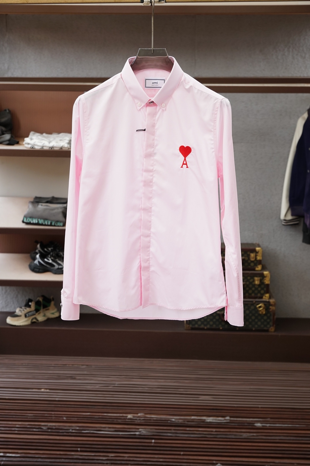 NO:840547,Ami/Classic to fashionable, the advanced interpretation of Ami shirts uses minimalist tones to carve out highlight moments!  French casual trend AMI  Paris brings us authentic French fashion in a 'friend' way, with a simple and clean tone that keeps the fashion index rising. The new spring and summer products are full of vitality, elegant short-sleeved shirts, loose tailoring combined with an arc-shaped hem that is short in the front and long in the back, bringing the elegance and leisure of the shirt to the extreme. Morandi series  The soft and cool color scheme has a perfect sense of age reduction, like a wisp of breeze blowing into the heart. The regular chest pocket is unique because it has a 'heart', and the small embroidered logo of the same color is low-key and restrained yet full of high-end temperament. A versatile item in summer, handsome and with a carefully taken care of casualness, this is the life AMI wants to give us!  Authentic customized level, full set of 1:1, 120 count organic cotton, super high quality support!  Color black white pink!  Size S to XXL (172/140 catties m slim fit, no belly) s shoulder width 44 bust 100 length 73 sleeve length 62 m shoulder width 45 bust 104 length 74 sleeve length 63 l shoulder width 46 bust 108 length 75 sleeve length 64 xl shoulder width 47 bust 112 length 76 sleeve length 65  xxl shoulder width 48 bust 116 length 77 sleeve length 66, shirts, T-shirt,19860909Ami/经典到时髦,Ami衬衫的高级演绎法极简色调雕刻高光时刻！法国休闲潮流AMI Paris,用“朋友”的方式带给我们原汁原味的法兰西风尚,简约干净的基调却一直让时尚指数升温.春夏新品上来就是满满活力,文质彬彬的短袖衬衣,宽松剪裁结合圆弧形前短后长的下摆,将衬衣的优雅和休闲发挥极致.莫兰迪系列柔和的清凉配色,减龄感满分,如一缕清风吹进了心房.中规中矩的胸口表袋,因为有“心”而与众不同,同色系刺绣小徽标低调内敛可又充满高级的气质.夏季百搭的单品,帅气且带着精心打理后的随性,这才是AMI想要给我们的生活！正品定制级别,全套1:1,120支有机棉质,超高品质加持！ 颜色黑色白色粉色！ 尺寸S一XXL（172/140斤m修身 没肚腩） s 肩宽 44胸围 100衣长 73袖长62 m 肩宽 45胸围 104衣长 74袖长63 l肩宽 46胸围 108衣长 75袖长64 xl 肩宽 47胸围 112衣长 76袖长65 xxl肩宽 48胸围 116衣长 77袖长66,,shirts,T-shirt,,Men's clothing