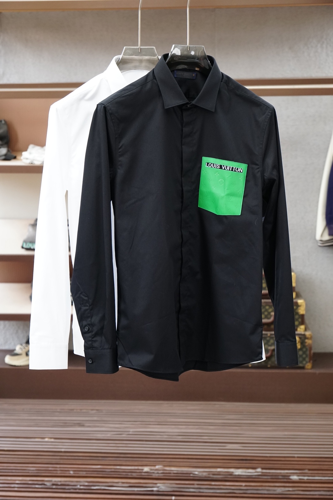 NO:840559,LV-market exclusive first release!  Lujia's new 60-count fine cotton high-precision woven fabric reveals a noble temperament in both the light and the dress!  Unique green embossed PU pocket with embroidered mouth is more noble!  No matter you wear it outside, it is comfortable and soft without losing its noble style!  sizes～xxl (172/140 catties m slim fit, no belly) s shoulder width 46 bust 102 length 76 sleeve length 63 m shoulder width 47 bust 106 length 77.5 sleeve length 64 l shoulder width 48 bust 110 length 79 sleeve length 65 xl shoulder width 49 bust 114 length 80.5 sleeve length 66  xxl Shoulder width 50 Bust 118 Clothes length 82 Sleeve length 67 Recommended size (slightly loose fit) Height 174-140 pounds, try on size M which is suitable!  For boys weighing less than 135 catties, choose S size, between 135-150 catties, choose M size, between 150-165 catties, choose L size, between 165-180 catties, choose XL size, and between 180-198 catties, choose XXL size!  ,,louis vuitton,louis vuitton,louis vuitton,19860909LV-市场独家首发！驴家新款精棉60支高精织面料,无论从亮光还是着装都透露着高贵的气质！独特绿色压花PU口袋 口中绣花更加高贵！无论外穿都是既舒适柔软,又不失高贵风范！ sizes～xxl（172/140斤m修身 没肚腩） s 肩宽 46胸围 102衣长 76袖长63 m 肩宽 47胸围 106衣长 77.5袖长64 l肩宽 48胸围 110衣长 79袖长65 xl 肩宽 49胸围 114衣长 80.5袖长66 xxl肩宽 50胸围 118衣长 82袖长67 尺码推荐（略宽松版型） 身高174-140斤,试穿M码合适！ 男生体重135斤以内选择S码,135-150斤选择M码,150-165斤选择L码,165-180斤选择XL码,180-198斤选择XXL码！,,louis vuitton,louis vuitton,louis vuitton,,Men's clothing