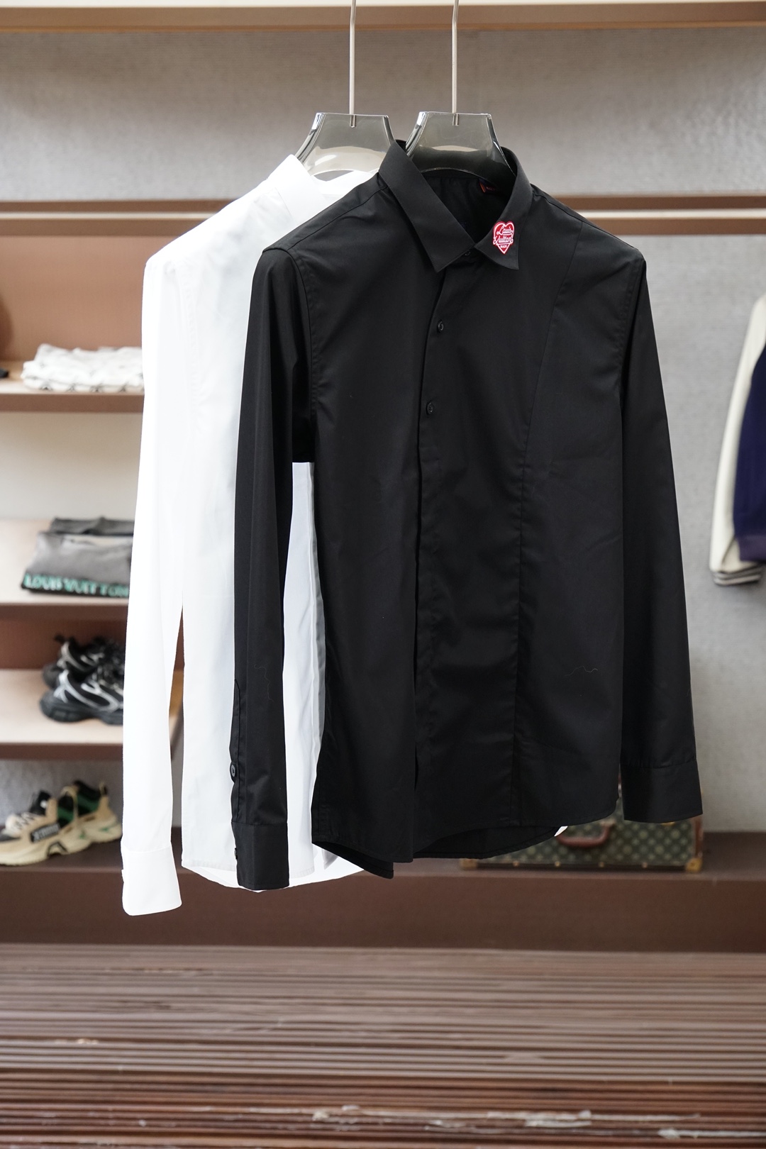 NO:840535,, Lv Lutai Textile imported satin fabric, satin finishing treatment, silky smooth and thick feel, double yarn count of 140, 146 grams weight. Coats thread three-dimensional embroidery color brand logo on collar tip. At first glance, it is the top of the high-end goods. Placket left xie design sizes ~ xxl (172/140 catties m slim fit, no belly) s shoulder width 44 bust 98 length 73 sleeve length 62 m  Shoulder width 45 Bust 102 Length 74 Sleeve length 63 l Shoulder width 46 Bust 106 Length 75 Sleeve length 6419860909,Lv 鲁泰纺织进口的贡缎面料,缎纹后整处理 手感丝滑有厚度,面料双股纱线140支数,146克重 领尖高士线立体绣花彩色品牌logo 一看就是高端中的尖端货 门襟左xie设计 sizes～xxl（172/140斤m修身 没肚腩） s 肩宽 44胸围 98衣长 73袖长62 m 肩宽 45胸围 102衣长 74袖长63 l肩宽 46胸围 106衣长 75袖长64 xl 肩宽 47胸围 110衣长 76袖长65 xxl肩宽 48胸围 114衣长 77袖长66,,louis vuitton,,Men's clothing