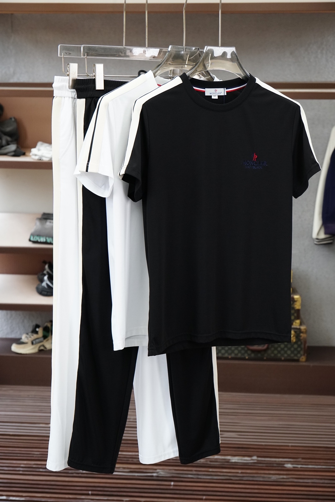 NO:843298,Moncler - Fashionable thin casual shorts set made of high-density pure cotton supplied by customers, soft and skin-friendly, anti-wrinkle and upright, with brand letter logo, full of fashion sense; suitable for a variety of styles; a jacket that is suitable for any age. LZ size M-XX XL,,,Moncler,shorts,jackets & coats,19860909蒙口- 时尚薄款休闲短裤套装 采用客供高密度纯棉材质面料,软糯亲肤,抗皱立挺有型,品牌字母logo,满满的时尚感；适合多种穿搭风格；一款不挑年纪的外套LZ 码数M-XX XL,,,Moncler,shorts,jackets & coats,,Men's clothing