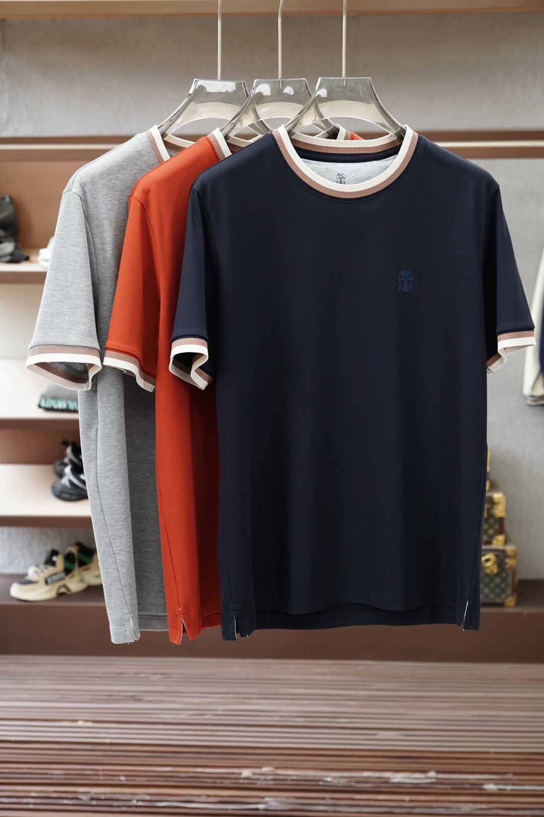 NO:840527,BC/Brunello Cucinelli BC fake two-piece round neck short-sleeved T-shirt with embroidery on the chest, 2026SS early spring new short-sleeved shirt. Men's daily outing with closed eyes and high-end custom fabric short-sleeved shirt. The charm lies in creating a simple and luxurious fashion. You can match it casually to feel the unique British style.  The loose fit shows a casual style. Sizes M-3XL M, bust 106, shoulder width 46, length 71, size L, bust 110, shoulder width 47, length 72, XL, bust 114, shoulder width 48, length 73, XXL, bust 118, shoulder width 49, length 74, 3  cucinelli,T-shirt,tees,t-shirt,19860909BC/Brunello Cucinelli BC 胸前刺绣假两件圆领短袖T恤,2026SS早春新款短袖 男士日常出门闭眼搭高级定制面料短袖 魅力在于创造了简约奢华感的时尚,随意搭配感受英式风格独特气质．宽松的版型展现出休闲随意的风格.尺码M-3XL  M码 胸围106肩宽46衣长71 L码 胸围110肩宽47衣长72  XL码 胸围114肩宽48衣长73 XXL码 胸围118肩宽49衣长74 3XL码 胸围122 肩宽50衣长75,,brunello cucinelli,T-shirt,tees，t-shirt,,Men's clothing