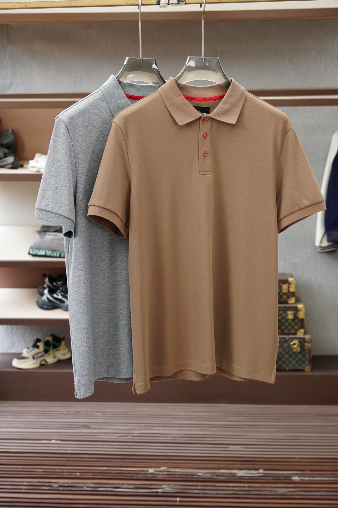 NO:840544,Kiton-Kiton/2026 new summer men's business casual short-sleeved three-button polo shirt is a very simple and stylish lapel polo shirt. It is very high-end in terms of texture and style. Men must buy it without regrets. The classic embroidered logo on the chest is self-evidently comfortable and breathable. Men's business casual workplace attire... Simple and fashionable yet elegant, full of high-end, invincible and versatile. Easily create a sense of competence and neatness, the first choice of urban elites  Select high-quality new surface 90 mercerized, 10 spandex mercerized vermilion fabrics. You can tell by the heavy feeling when you hold it. The overall texture details are displayed, the fabric is soft and elastic, full of vertical feeling, extremely comfortable, and easy to iron.  All of them verify the quality control of the trading company. The clothing is skin-friendly and breathable and comfortable... The upper body design is extremely simple and decent, highlighting the strength and status of the brand.. Standard and conventional cutting, slightly elastic, not loose or tight, comfortable dressing state, the upper body shows an elegant and elite temperament, a must-have high-quality Polo shirt for commuting!  Color Gray Card/Size M-3XL,,T-shirt,19860909Kiton-奇顿/2026夏季新款男士商务休闲短袖三粒扣polo衫非常简约有型的一款翻领polo衫,无论是质感还是款型都非常高端,男士们一定要入手的不后悔款,胸前经典刺绣徽标,舒适与透气不言而喻,男士商务休闲职场着装,..简约时髦又不失优雅感,高级感十足,无敌的百搭.轻易塑造出干练和利落感,都市精英的首选 甄选优质新型面90丝光,10氨纶丝光朱地面料.拿上手的沉坠感可知.整体展现出的质感细节,面料柔软有弹性好,垂直感十足,极致的舒服、免烫处理 无不一验证贸易公司的品控,着装穿着亲肤之余更是透气舒适...上身整造型设计极为简约、得体,彰显出品牌的实力地位..标准常规的版型裁剪,微弹力不宽松不紧绷的舒适着装状态,上身即显气质儒雅的精英气质,通勤必备的精品Polo衫！ 颜色灰卡/ 尺码M-3XL,,T-shirt,,Men's clothing