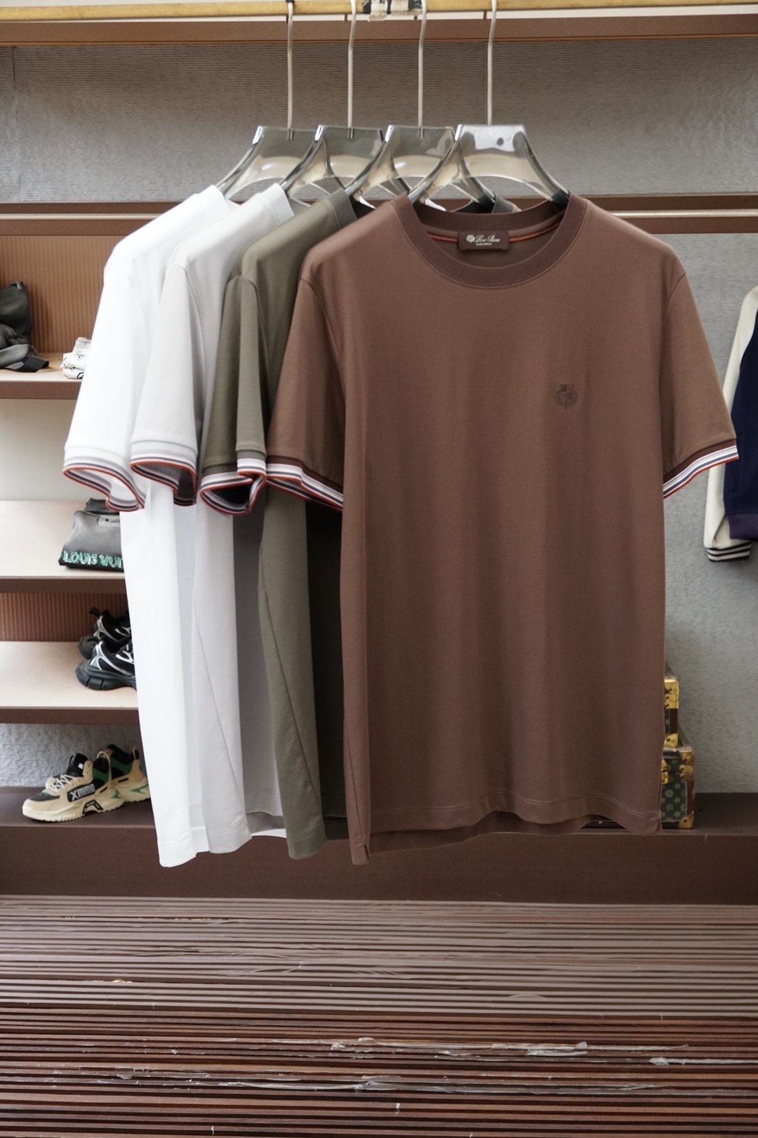NO:840521,LP/Loro Piana 2026ss new contrasting fake two-piece round neck short-sleeved T-shirt, versatile style that anyone can easily control. The fabric is fully customized. High-end first-class polyester fabric. The fabric feels soft, and the upper body is comfortable and soft. The simple style is very classy, simple and stylish, and the tailoring is very exquisite, showing aura and highlighting the sophistication of business men. Sizes M-3XL M size  Bust 106, shoulder width 44.8, length 69.5 L bust 110 shoulder width 46, length 71.5 XL bust 114, shoulder width 47.2, length 73.5 XXL bust 118, shoulder width 48.4, length 75.5 3  piana,T-shirt,tees,t-shirt,19860909LP/Loro Piana 2026ss新款撞色假两件圆领短袖T恤, 百搭款式 任何人都可以轻松驾驭 面料全订制 高定一等品涤纶面料 面料手感柔软,上身舒适柔软 简约的款式非常显档次,简约个性时尚,版型剪裁非常精致,显气场,又会凸显商务男士的精致.尺码M-3XL  M码 胸围106肩宽44.8衣长69.5 L码 胸围110肩宽46衣长71.5  XL码 胸围114肩宽47.2 衣长73.5 XXL码 胸围118肩宽48.4 衣长75.5 3XL码 胸围122 肩宽49.6 衣长76.5,,loro piana,loro piana,T-shirt,tees，t-shirt,,Men's clothing