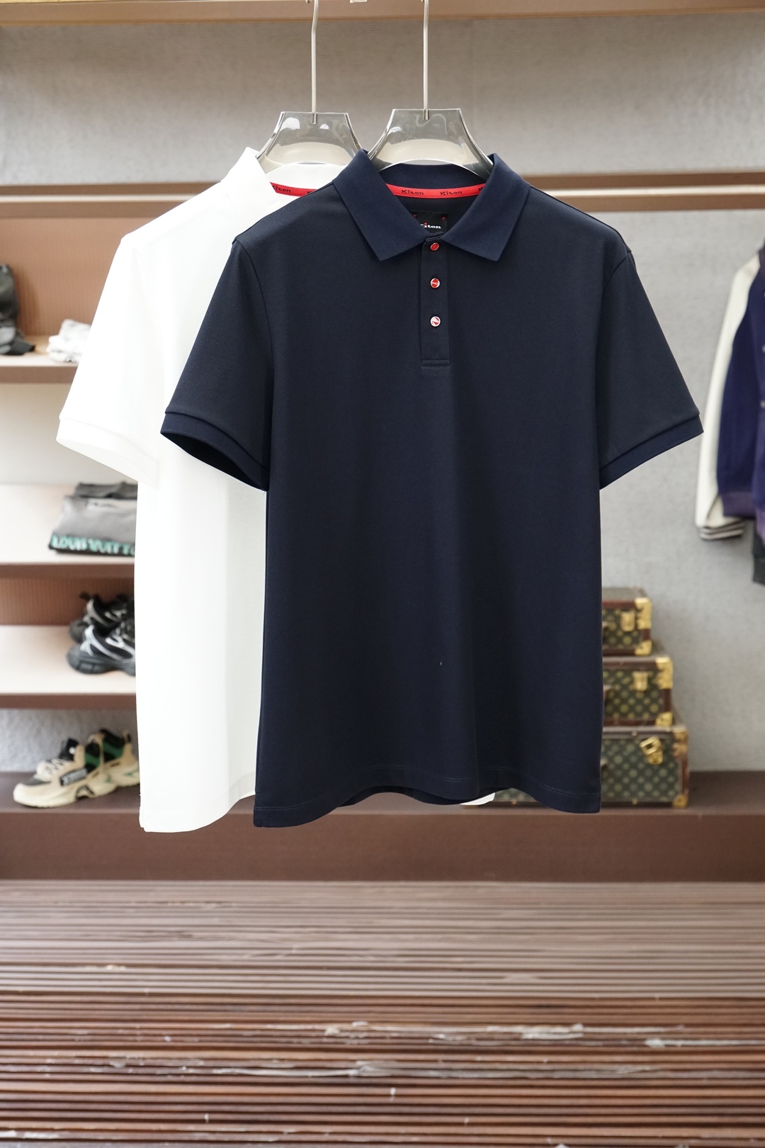 NO:840550,Kiton-Kiton/2026 new summer men's business casual short-sleeved three-button polo shirt is a very simple and stylish lapel polo shirt. It is very high-end in terms of texture and style. Men must buy it without regrets. The classic embroidered logo on the chest is self-evidently comfortable and breathable. Men's business casual workplace attire... Simple and fashionable yet elegant, full of high-end, invincible and versatile. Easily create a sense of competence and neatness, the first choice of urban elites  Select high-quality new surface 90 mercerized, 10 spandex mercerized vermilion fabrics. You can tell by the heavy feeling when you hold it. The overall texture details are displayed, the fabric is soft and elastic, full of vertical feeling, extremely comfortable, and easy to iron.  All of them verify the quality control of the trading company. The clothing is skin-friendly and breathable and comfortable... The upper body design is extremely simple and decent, highlighting the strength and status of the brand.. Standard and conventional cutting, slightly elastic, not loose or tight, comfortable dressing state, the upper body shows an elegant and elite temperament, a must-have high-quality Polo shirt for commuting!  Color black and white Size M-3XL, T-shirt,19860909Kiton-奇顿/2026夏季新款男士商务休闲短袖三粒扣polo衫非常简约有型的一款翻领polo衫,无论是质感还是款型都非常高端,男士们一定要入手的不后悔款,胸前经典刺绣徽标,舒适与透气不言而喻,男士商务休闲职场着装,..简约时髦又不失优雅感,高级感十足,无敌的百搭.轻易塑造出干练和利落感,都市精英的首选 甄选优质新型面90丝光,10氨纶丝光朱地面料.拿上手的沉坠感可知.整体展现出的质感细节,面料柔软有弹性好,垂直感十足,极致的舒服、免烫处理 无不一验证贸易公司的品控,着装穿着亲肤之余更是透气舒适...上身整造型设计极为简约、得体,彰显出品牌的实力地位..标准常规的版型裁剪,微弹力不宽松不紧绷的舒适着装状态,上身即显气质儒雅的精英气质,通勤必备的精品Polo衫！ 颜色黑白 尺码M-3XL,,T-shirt,,Men's clothing