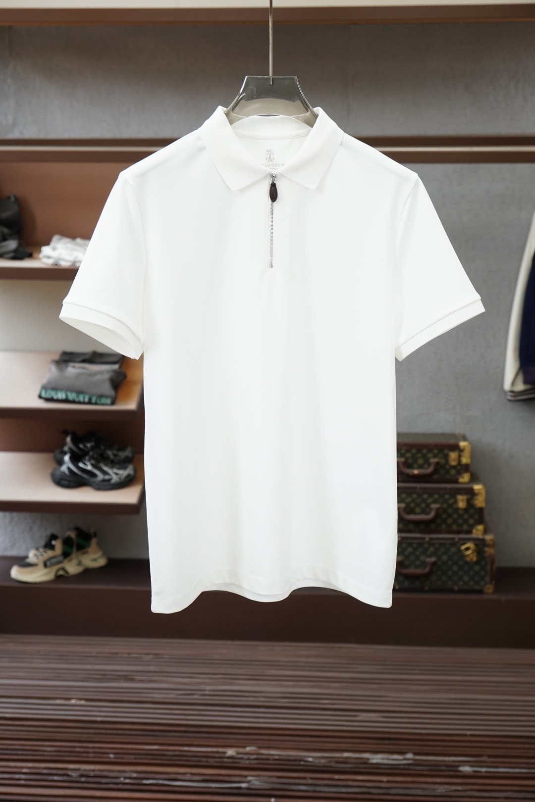 NO:840558,BC-2026 new summer men's business casual short-sleeved three-button polo shirt is a very simple and stylish lapel polo shirt. Both the texture and style are very high-end. Men must buy it without regrets. The classic embroidered logo on the chest is self-evidently comfortable and breathable. Men's business casual workplace attire... Simple and fashionable yet elegant, full of high-end, invincible and versatile. Easily create a sense of competence and neatness, the first choice of urban elites  Select high-quality new surface 90 mercerized, 10 spandex mercerized vermilion fabrics. You can tell by the heavy feeling when you hold it. The overall texture details are displayed, the fabric is soft and elastic, full of vertical feeling, extremely comfortable, and easy to iron.  All of them verify the quality control of the trading company. The clothing is skin-friendly and breathable and comfortable... The upper body design is extremely simple and decent, highlighting the strength and status of the brand.. Standard and conventional cutting, slightly elastic, not loose or tight, comfortable dressing state, the upper body shows an elegant and elite temperament, a must-have high-quality Polo shirt for commuting!  Color Gray Card/Size M-3XL,,T-shirt,19860909BC-2026夏季新款男士商务休闲短袖三粒扣polo衫非常简约有型的一款翻领polo衫,无论是质感还是款型都非常高端,男士们一定要入手的不后悔款,胸前经典刺绣徽标,舒适与透气不言而喻,男士商务休闲职场着装,..简约时髦又不失优雅感,高级感十足,无敌的百搭.轻易塑造出干练和利落感,都市精英的首选 甄选优质新型面90丝光,10氨纶丝光朱地面料.拿上手的沉坠感可知.整体展现出的质感细节,面料柔软有弹性好,垂直感十足,极致的舒服、免烫处理 无不一验证贸易公司的品控,着装穿着亲肤之余更是透气舒适...上身整造型设计极为简约、得体,彰显出品牌的实力地位..标准常规的版型裁剪,微弹力不宽松不紧绷的舒适着装状态,上身即显气质儒雅的精英气质,通勤必备的精品Polo衫！ 颜色灰卡/ 尺码M-3XL,,T-shirt,,Men's clothing