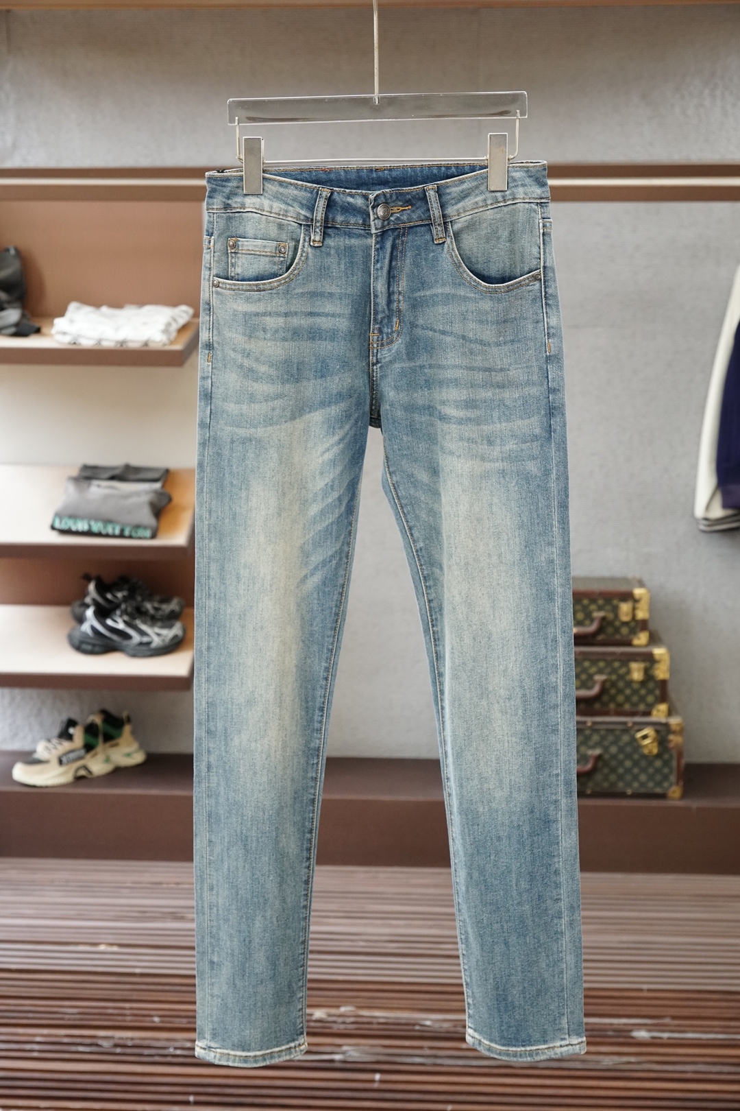 NO:843291,Loewe Loewe - 2026 spring and summer straight jeans series new godfather-level washed jeans Luxurious ss official website counter 9000 ocean new products hot sale Original replica leather brand Highly recommended Complex craftsmanship + washed foreign trade Quality and detail processing are in place Luxurious details hardware accessories Elastic slim straight pants type  Size.29-38, there is size 35 but not size 37,,loewe,loewe,jeans,19860909Loewe罗意威-2026春夏直筒牛仔裤系列新品教父级洗水牛仔裤 奢华感ss官网专柜9000大洋新品热销 原版复刻皮牌 重磅强烈推荐 复杂工艺工艺+洗水外贸 品质感细节处理满满到位 奢华感细节五金辅料 弹力修身直筒裤型 尺码.29-38有35无37码,,loewe,loewe,jeans,,Men's clothing