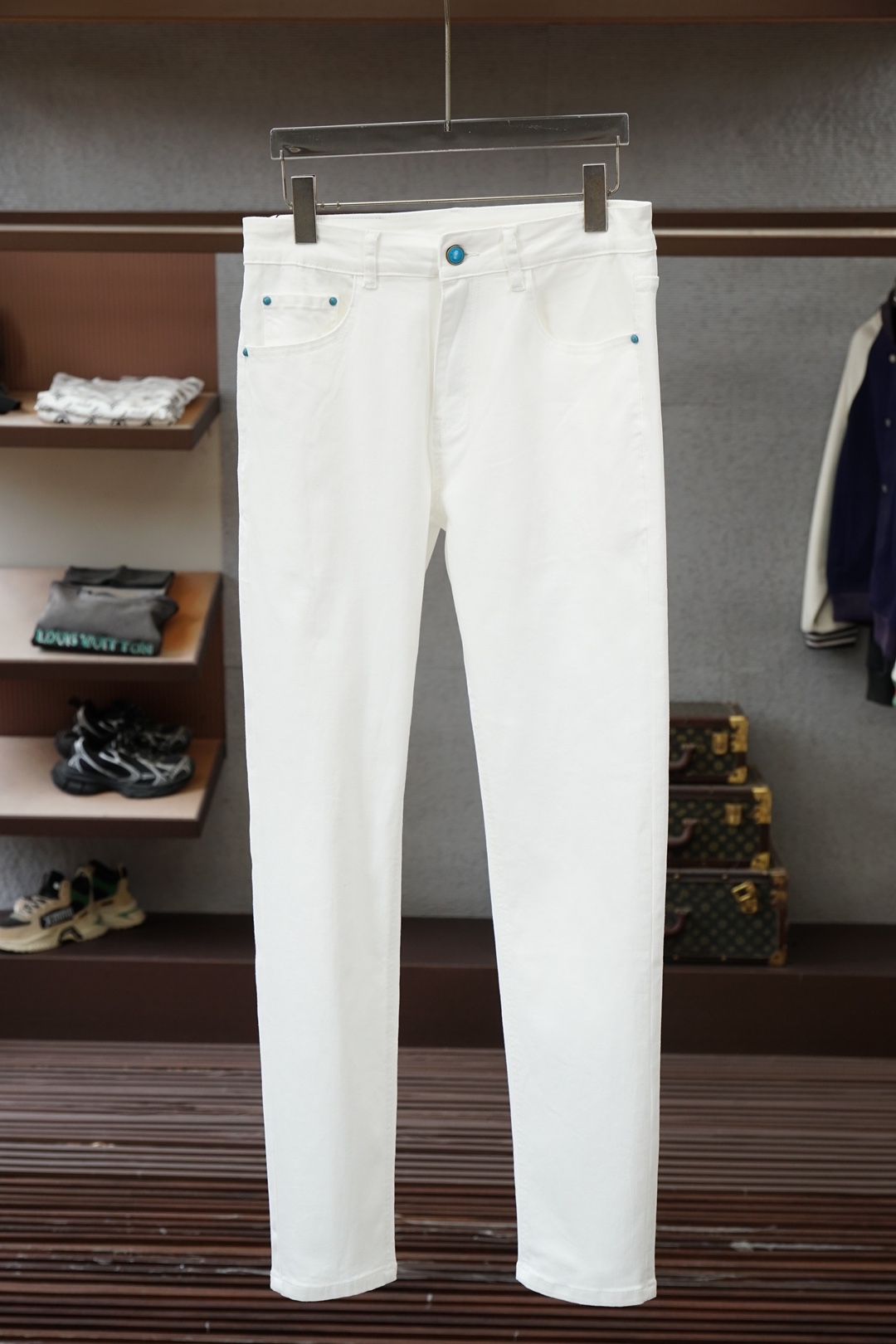 NO:843297,LV Louis Vuitton - 2026 spring and summer straight jeans series new godfather-level washed jeans Luxurious ss official website counter 9000 ocean new products hot sale Original replica leather brand Highly recommended Complex craftsmanship + washed foreign trade Quality and detail processing are in place Luxurious details hardware accessories Elastic slim straight pants Size. 29-38 There are 35 and no 37 sizes, louis vuitton, louis  vuitton,jeans,19860909LV 路易威登-2026春夏直筒牛仔裤系列新品教父级洗水牛仔裤 奢华感ss官网专柜9000大洋新品热销 原版复刻皮牌 重磅强烈推荐 复杂工艺工艺+洗水外贸 品质感细节处理满满到位 奢华感细节五金辅料 弹力修身直筒裤型 尺码.29-38有35无37码,,louis vuitton,louis vuitton,jeans,,Men's clothing