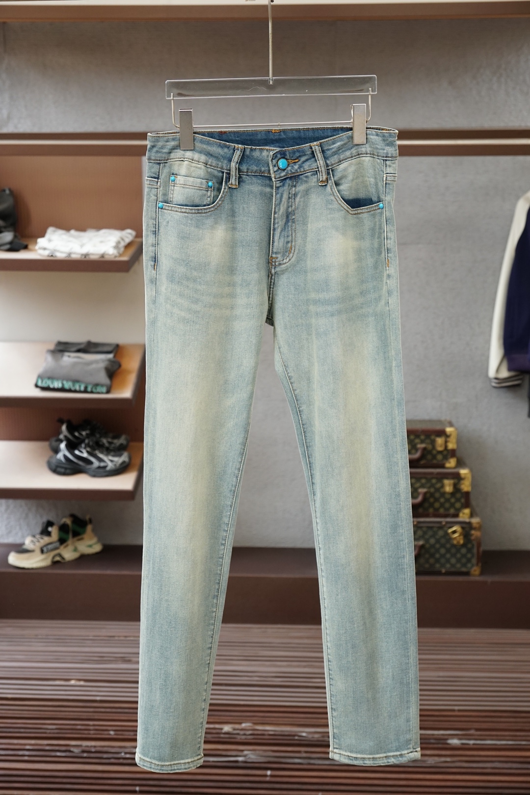 NO:843309,LV Louis Vuitton - 2026 spring and summer straight jeans series new godfather-level washed jeans Luxurious ss official website counter 9000 ocean new products hot sale Original replica leather brand Highly recommended Complex craftsmanship + washed foreign trade Quality and detail processing are in place Luxurious details hardware accessories Elastic slim straight pants Size. 29-38 There are 35 and no 37 sizes, louis vuitton, louis  vuitton,jeans,19860909LV 路易威登-2026春夏直筒牛仔裤系列新品教父级洗水牛仔裤 奢华感ss官网专柜9000大洋新品热销 原版复刻皮牌 重磅强烈推荐 复杂工艺工艺+洗水外贸 品质感细节处理满满到位 奢华感细节五金辅料 弹力修身直筒裤型 尺码.29-38有35无37码,,louis vuitton,louis vuitton,jeans,,Men's clothing