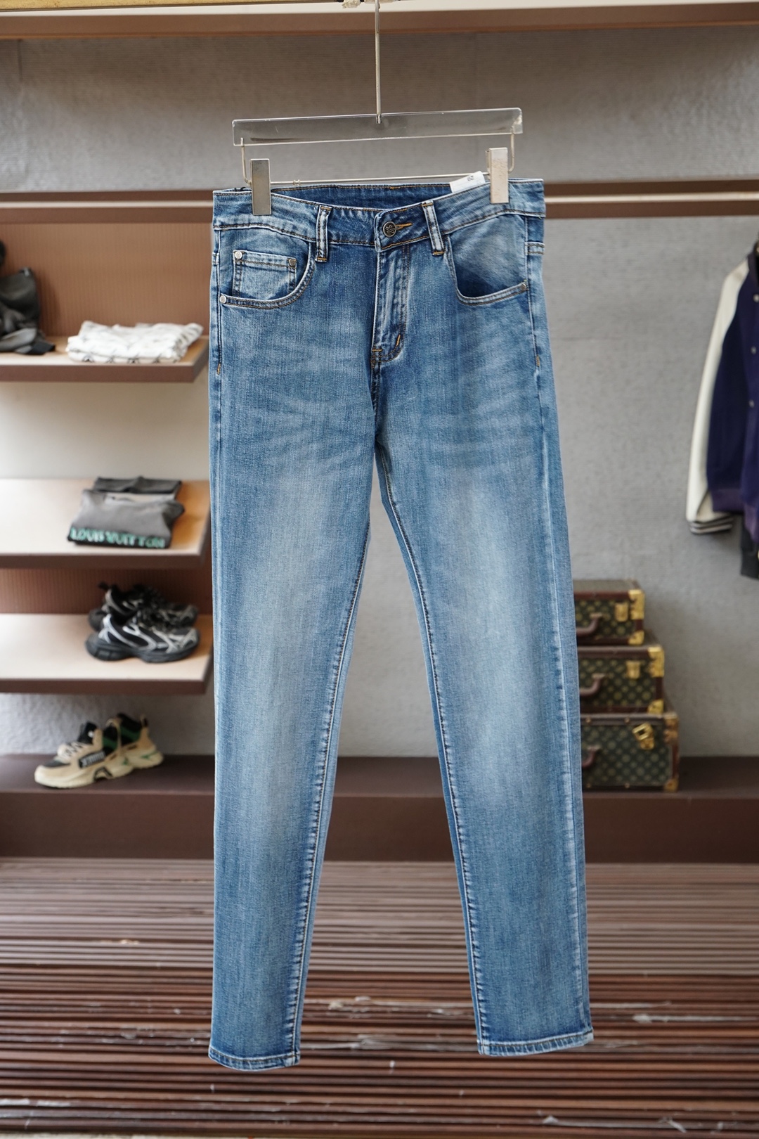 NO:843319,Mengkou - 2026 spring and summer straight jeans series new godfather-level washed jeans. Luxurious SS official website counter 9000 ocean new products are hot-selling. Original replica leather brand. Highly recommended. Complex craftsmanship + washed foreign trade. Quality and detail processing are in place. Luxurious details hardware accessories. Stretch slim straight pants. Size. 29-38, 35 but not 37, Moncler, jeans,19860909蒙口-2026春夏直筒牛仔裤系列新品教父级洗水牛仔裤 奢华感ss官网专柜9000大洋新品热销 原版复刻皮牌 重磅强烈推荐 复杂工艺工艺+洗水外贸 品质感细节处理满满到位 奢华感细节五金辅料 弹力修身直筒裤型 尺码.29-38有35无37码,,Moncler,jeans,,Men's clothing