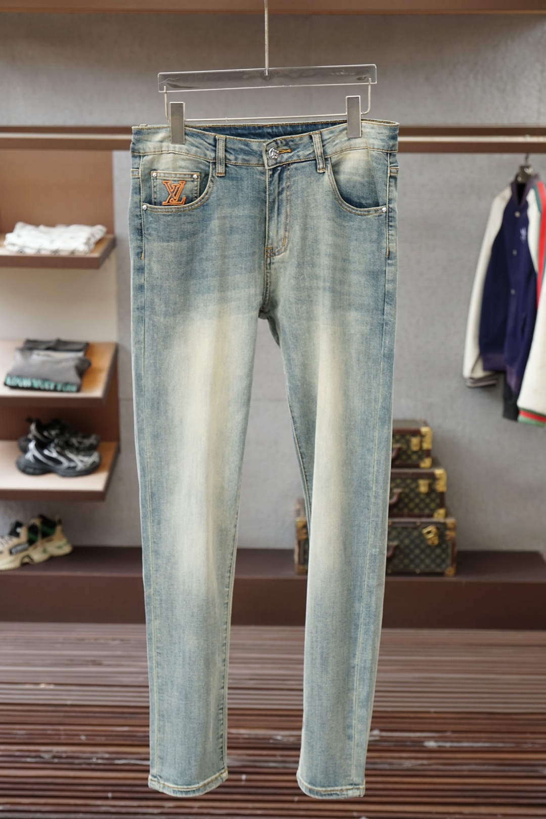 NO:843337,LV Louis Vuitton - 2026 spring and summer straight jeans series new godfather-level washed jeans Luxurious ss official website counter 9000 ocean new products hot sale Original replica leather brand Highly recommended Complex craftsmanship + washed foreign trade Quality and detail processing are in place Luxurious details hardware accessories Elastic slim straight pants Size. 29-38 There are 35 and no 37 sizes, louis vuitton, louis  vuitton,jeans,19860909LV 路易威登-2026春夏直筒牛仔裤系列新品教父级洗水牛仔裤 奢华感ss官网专柜9000大洋新品热销 原版复刻皮牌 重磅强烈推荐 复杂工艺工艺+洗水外贸 品质感细节处理满满到位 奢华感细节五金辅料 弹力修身直筒裤型 尺码.29-38有35无37码,,louis vuitton,louis vuitton,jeans,,Men's clothing