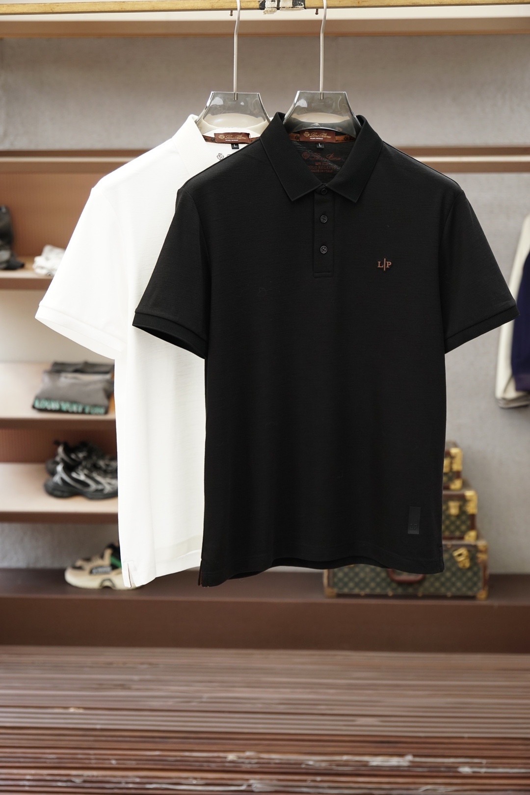 NO:843400,LP/2026ss new product launched, classic refreshed high-end pique Polo shirt  The fabric is made of black technology and feels comfortable and luxurious when worn. It is made of double-sided piqué mesh fabric, with a three-dimensional piqué texture intertwined with warp and weft. It has a breathable mesh structure. It can keep your skin dry at all times when wearing it in summer, saying goodbye to stuffiness and stickiness; the double-sided weaving process makes the fabric more stiff and durable.  It wears well and is not easily deformed after being worn for a long time. It is neat and stylish when worn casually. It is anti-wrinkle and easy to care for, making it the best choice for business trips. The classic Polo collar is matched with contrasting striped piping, and the neat lines outline the neck contour, giving a full sense of business formality; the left chest is exquisitely embroidered  The logo is low-key to highlight the brand style, unobtrusive but self-recognizable; whether worn alone for casual daily use, or worn under a suit to interpret business elite style, it can easily hold up in various scenarios. From fabric selection to tailoring and sewing, every process follows the general guidelines  Brand production standards, three-dimensional tailoring to fit the body shape without being tight, taking into account comfort and aesthetics. The fusion of double-sided pique texture and classic design makes this Polo shirt not only a piece of clothing, but also a business card of your taste. Sizes M-3XL, loro  piana,business suit,19860909LP/2026ss新品上线 经典焕新高端珠地Polo衫 面料黑科技,穿出来的舒适奢感,采用双面珠地网眼面料打造,经纬交织的立体珠地肌理,自带透气网孔结构,夏日穿着时刻保持肌肤干爽,告别闷热黏腻；双面织造工艺让面料更挺括耐磨,久穿不易变形,随手一搭都是利落型格,抗皱易打理的特性,更是商旅出行的不二之选.经典Polo领搭配撞色条纹滚边,利落线条勾勒颈部轮廓,商务正式感拉满；左胸精致刺绣标识,低调彰显品牌格调,不张扬却自带辨识度；无论是单穿打造休闲日常,还是内搭西装诠释商务精英范,都能轻松hold住各种场景.从面料甄选到剪裁缝制,每一道工序都遵循大牌制作标准,立体剪裁贴合身形不紧绷,兼顾舒适与版型美感.双面珠地的质感与经典设计的融合,让这件Polo衫不止是一件服饰,更是你的品位名片.尺码M-3XL,,loro piana,business suit,,Men's clothing