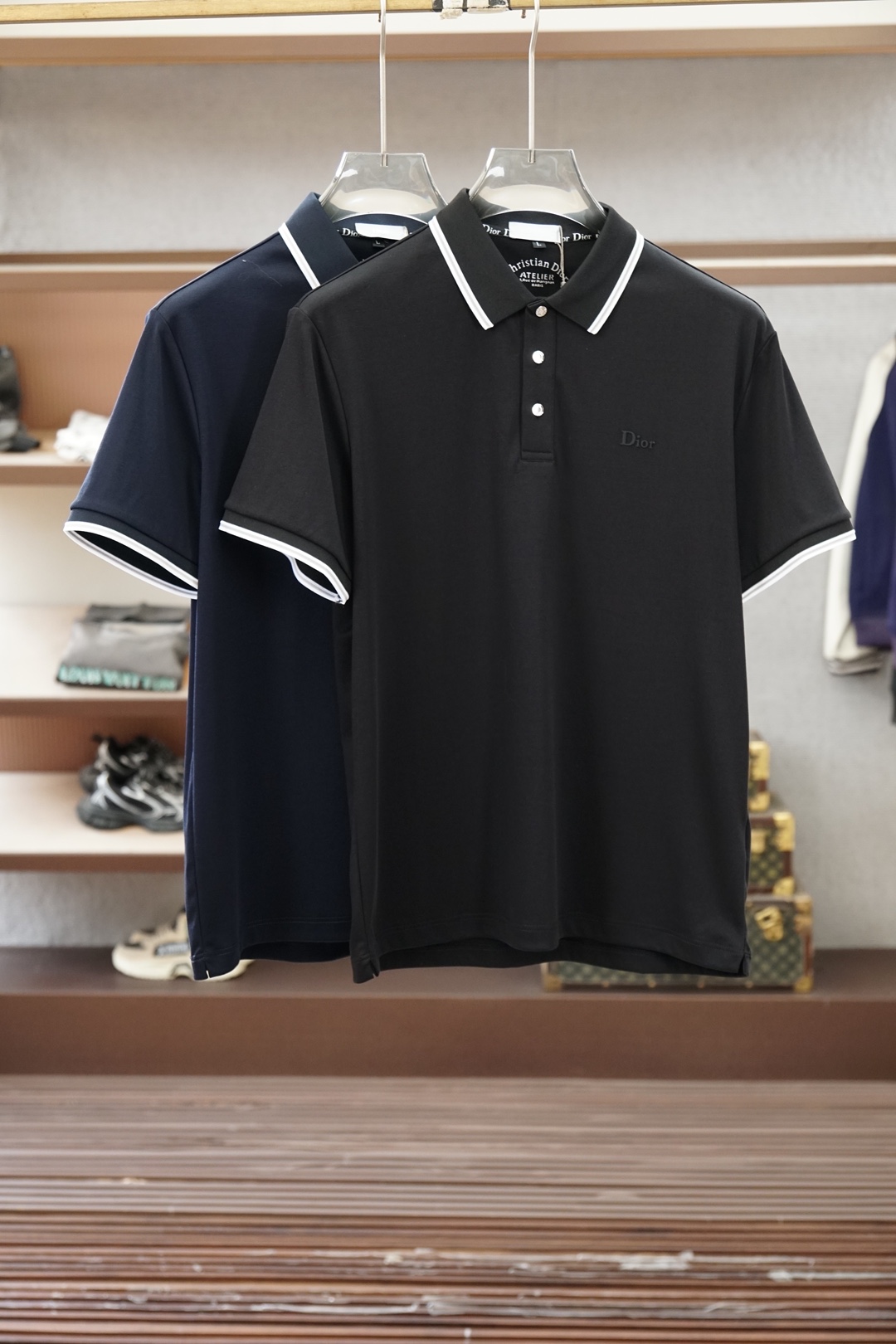 NO:843412,Dior Dior-2026ss new product launched, classic refreshed high-end pique Polo shirt  The fabric is made of black technology and feels comfortable and luxurious when worn. It is made of double-sided piqué mesh fabric, with a three-dimensional piqué texture intertwined with warp and weft. It has a breathable mesh structure. It can keep your skin dry at all times when wearing it in summer, saying goodbye to stuffiness and stickiness. The double-sided weaving process makes the fabric more stiff, wear-resistant and long-lasting.  It is not easy to deform when worn, and it is neat and stylish when worn casually. It is anti-wrinkle and easy to take care of, making it the best choice for business trips. The classic Polo collar is matched with contrasting striped piping, and the neat lines outline the neck outline, giving a full sense of business formality; the exquisite embroidered logo on the left chest is low-key.  The brand style is unobtrusive yet self-recognizable; whether worn alone for casual everyday use or worn under a suit for a business elite look, it can easily hold up in various scenarios. From fabric selection to cutting and sewing, every process follows the production standards of big brands and is three-dimensional tailoring.  It fits the body shape without being tight, taking into account both comfort and aesthetics. The fusion of double-sided pique texture and classic design makes this Polo shirt not only a piece of clothing, but also a business card of your taste. Sizes M-3XL, dior, dior, business  suit,19860909Dior迪奥-2026ss新品上线 经典焕新高端珠地Polo衫 面料黑科技,穿出来的舒适奢感,采用双面珠地网眼面料打造,经纬交织的立体珠地肌理,自带透气网孔结构,夏日穿着时刻保持肌肤干爽,告别闷热黏腻；双面织造工艺让面料更挺括耐磨,久穿不易变形,随手一搭都是利落型格,抗皱易打理的特性,更是商旅出行的不二之选.经典Polo领搭配撞色条纹滚边,利落线条勾勒颈部轮廓,商务正式感拉满；左胸精致刺绣标识,低调彰显品牌格调,不张扬却自带辨识度；无论是单穿打造休闲日常,还是内搭西装诠释商务精英范,都能轻松hold住各种场景.从面料甄选到剪裁缝制,每一道工序都遵循大牌制作标准,立体剪裁贴合身形不紧绷,兼顾舒适与版型美感.双面珠地的质感与经典设计的融合,让这件Polo衫不止是一件服饰,更是你的品位名片.尺码M-3XL,,dior,dior,business suit,,Men's clothing