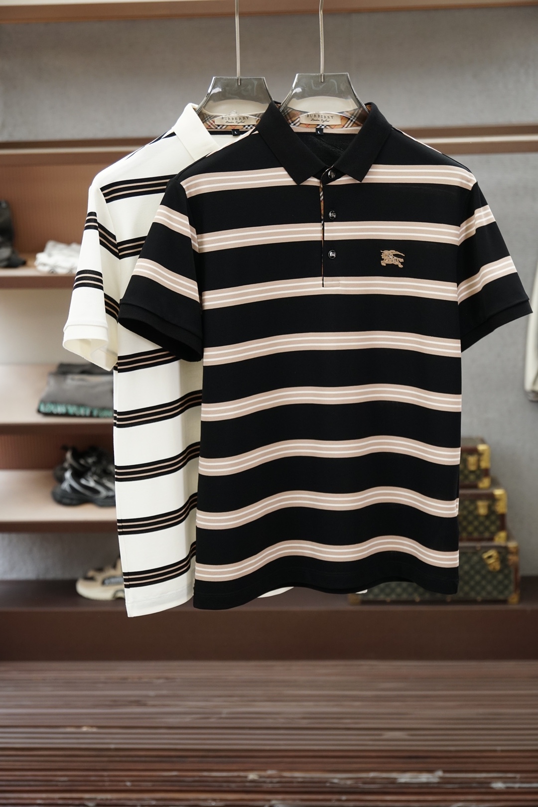 NO:843419,BBR Burberry/2026ss new product launched, classic refreshed high-end pique Polo shirt  The fabric is made of black technology and feels comfortable and luxurious when worn. It is made of double-sided piqué mesh fabric, with a three-dimensional piqué texture intertwined with warp and weft. It has a breathable mesh structure. It can keep your skin dry at all times when wearing it in summer, saying goodbye to stuffiness and stickiness. The double-sided weaving process makes the fabric more stiff, wear-resistant and long-lasting.  It is not easy to deform when worn, and it is neat and stylish when worn casually. It is anti-wrinkle and easy to take care of, making it the best choice for business trips. The classic Polo collar is matched with contrasting striped piping, and the neat lines outline the neck outline, giving a full sense of business formality; the exquisite embroidered logo on the left chest is low-key and elegant.  It shows the brand style, is not ostentatious but has its own recognition; whether it is worn alone to create a casual everyday, or worn with a suit to interpret the business elite style, it can easily hold up in various scenes. From fabric selection to cutting and sewing, every process follows the production standards of big brands, and the three-dimensional cutting  It is cut to fit the body shape without being tight, taking into account comfort and aesthetics. The fusion of double-sided pique texture and classic design makes this Polo shirt not only a piece of clothing, but also a business card of your taste. Sizes M-3XL, burberry, business  suit,19860909BBR 巴宝莉/2026ss新品上线 经典焕新高端珠地Polo衫 面料黑科技,穿出来的舒适奢感,采用双面珠地网眼面料打造,经纬交织的立体珠地肌理,自带透气网孔结构,夏日穿着时刻保持肌肤干爽,告别闷热黏腻；双面织造工艺让面料更挺括耐磨,久穿不易变形,随手一搭都是利落型格,抗皱易打理的特性,更是商旅出行的不二之选.经典Polo领搭配撞色条纹滚边,利落线条勾勒颈部轮廓,商务正式感拉满；左胸精致刺绣标识,低调彰显品牌格调,不张扬却自带辨识度；无论是单穿打造休闲日常,还是内搭西装诠释商务精英范,都能轻松hold住各种场景.从面料甄选到剪裁缝制,每一道工序都遵循大牌制作标准,立体剪裁贴合身形不紧绷,兼顾舒适与版型美感.双面珠地的质感与经典设计的融合,让这件Polo衫不止是一件服饰,更是你的品位名片.尺码M-3XL,,burberry,business suit,,Men's clothing