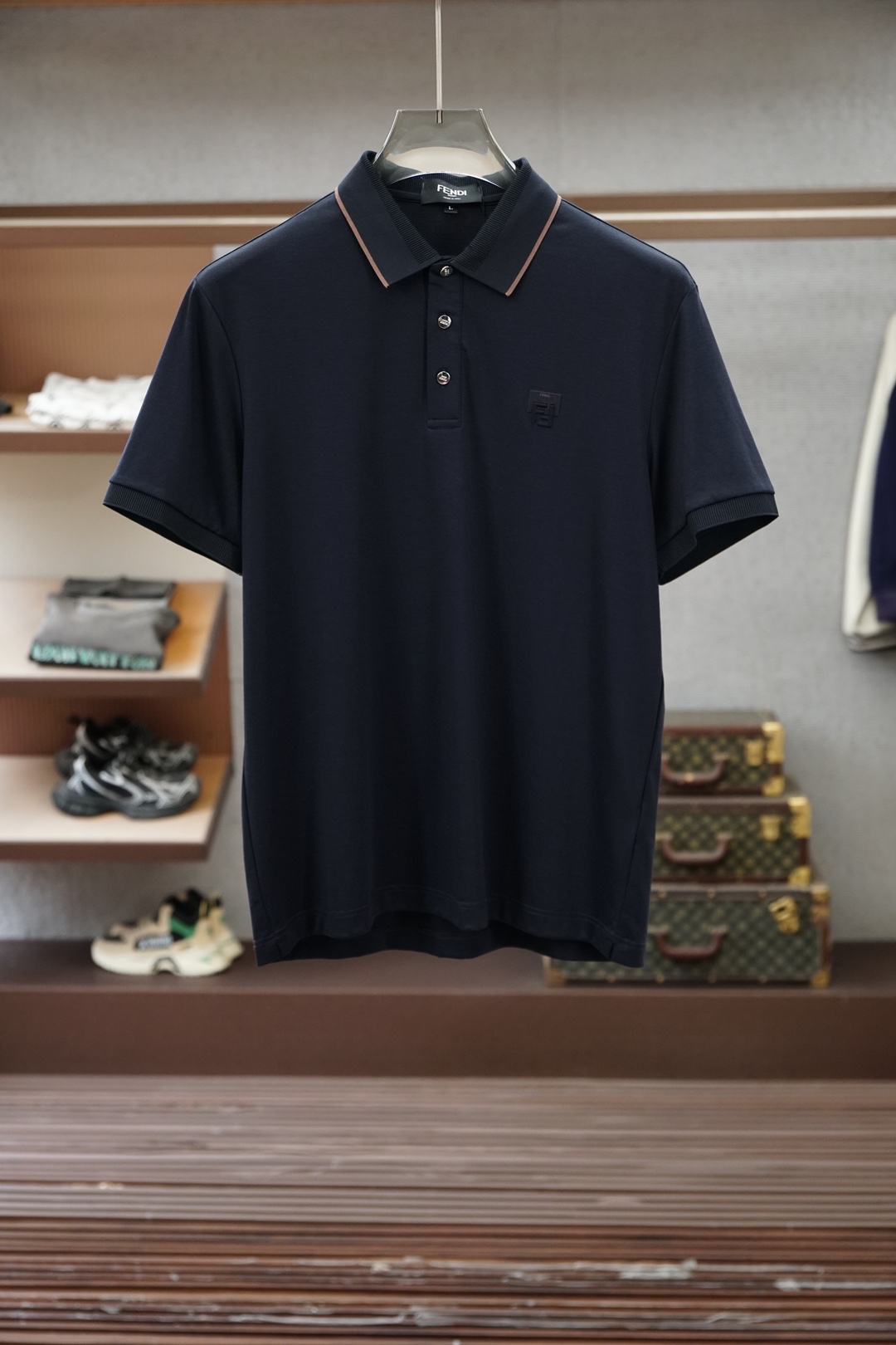 NO:843435,Fendi Fendi/2026ss new product launched, classic refreshed high-end pique Polo shirt  The fabric is made of black technology, giving you a comfortable and luxurious feeling. It is made of double-sided pique mesh fabric. The three-dimensional pique texture is intertwined with warp and weft. It has a breathable mesh structure. It keeps the skin dry at all times when wearing it in summer, saying goodbye to stuffiness and stickiness. The double-sided weaving process makes the fabric more stiff and wear-resistant, and can be worn for a long time.  It is not easily deformed and can be worn with any outfit. It is neat and stylish. It is anti-wrinkle and easy to care for, making it the best choice for business trips. The classic Polo collar is matched with contrasting striped piping, and the neat lines outline the neck, giving it a sense of business formality. The exquisite embroidery logo on the left chest is a low-key statement.  The brand style is unobtrusive yet self-recognizable; whether worn alone for casual everyday use or worn under a suit for a business elite look, it can easily hold up in various scenarios. From fabric selection to cutting and sewing, every process follows the production standards of big brands, and three-dimensional tailoring fits perfectly.  The body shape is not tight, taking into account comfort and shape aesthetics. The fusion of double-sided pique texture and classic design makes this Polo shirt not only a piece of clothing, but also a business card of your taste. Sizes M-3XL,, fendi, fendi, business  suit,19860909Fendi芬迪/2026ss新品上线 经典焕新高端珠地Polo衫 面料黑科技,穿出来的舒适奢感,采用双面珠地网眼面料打造,经纬交织的立体珠地肌理,自带透气网孔结构,夏日穿着时刻保持肌肤干爽,告别闷热黏腻；双面织造工艺让面料更挺括耐磨,久穿不易变形,随手一搭都是利落型格,抗皱易打理的特性,更是商旅出行的不二之选.经典Polo领搭配撞色条纹滚边,利落线条勾勒颈部轮廓,商务正式感拉满；左胸精致刺绣标识,低调彰显品牌格调,不张扬却自带辨识度；无论是单穿打造休闲日常,还是内搭西装诠释商务精英范,都能轻松hold住各种场景.从面料甄选到剪裁缝制,每一道工序都遵循大牌制作标准,立体剪裁贴合身形不紧绷,兼顾舒适与版型美感.双面珠地的质感与经典设计的融合,让这件Polo衫不止是一件服饰,更是你的品位名片.尺码M-3XL,,fendi,fendi,business suit,,Men's clothing