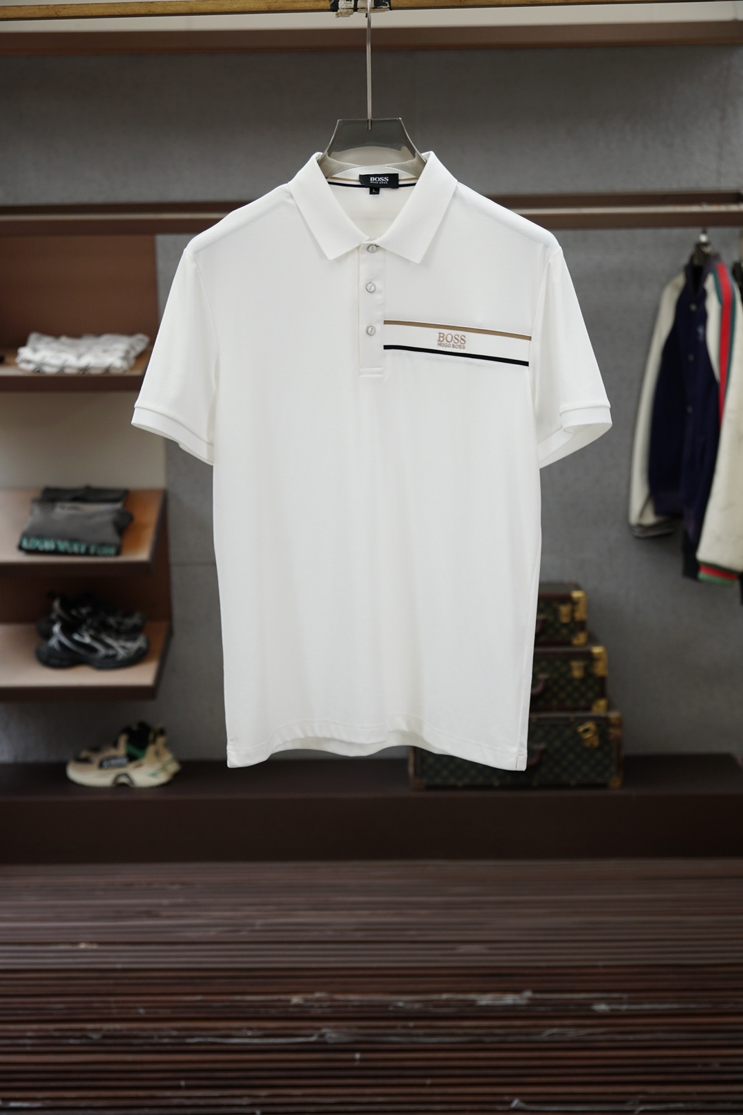 NO:843388,Boss-2026ss new product launched, classic refreshed high-end pique Polo shirt  The fabric is made of black technology, giving you a comfortable and luxurious feeling. It is made of double-sided pique mesh fabric, with a three-dimensional pique texture intertwined with warp and weft. It has a breathable mesh structure. It can keep your skin dry at all times when wearing it in summer, saying goodbye to stuffiness and stickiness; the double-sided weaving process makes the fabric more stiff and wear-resistant.  , it is not easy to deform after long-term wear, and it is neat and stylish when worn casually. It is anti-wrinkle and easy to care for, and is the best choice for business trips. The classic Polo collar is matched with contrasting striped piping, and the neat lines outline the neck outline, giving a full sense of business formality; the left chest is exquisitely embroidered with logo  , low-key to highlight the brand style, unobtrusive yet self-recognizable; whether worn alone for casual daily use, or worn with a suit to interpret business elite style, it can easily hold up in various scenarios. From fabric selection to tailoring and sewing, every process follows the production of famous brands  Standard, three-dimensional tailoring fits the body shape without being tight, taking into account comfort and aesthetics. The fusion of double-sided pique texture and classic design makes this Polo shirt not only a piece of clothing, but also a business card of your taste. Sizes M-3XL,,business  suit,19860909Boss-2026ss新品上线 经典焕新高端珠地Polo衫 面料黑科技,穿出来的舒适奢感,采用双面珠地网眼面料打造,经纬交织的立体珠地肌理,自带透气网孔结构,夏日穿着时刻保持肌肤干爽,告别闷热黏腻；双面织造工艺让面料更挺括耐磨,久穿不易变形,随手一搭都是利落型格,抗皱易打理的特性,更是商旅出行的不二之选.经典Polo领搭配撞色条纹滚边,利落线条勾勒颈部轮廓,商务正式感拉满；左胸精致刺绣标识,低调彰显品牌格调,不张扬却自带辨识度；无论是单穿打造休闲日常,还是内搭西装诠释商务精英范,都能轻松hold住各种场景.从面料甄选到剪裁缝制,每一道工序都遵循大牌制作标准,立体剪裁贴合身形不紧绷,兼顾舒适与版型美感.双面珠地的质感与经典设计的融合,让这件Polo衫不止是一件服饰,更是你的品位名片.尺码M-3XL,,business suit,,Men's clothing
