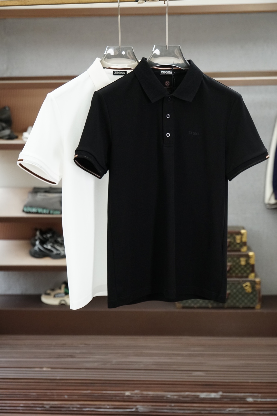NO:843393,Ermenegildo Zegna/2026ss new product launched, classic refreshed high-end pique Polo shirt  The fabric is made of black technology, giving you a comfortable and luxurious feeling. It is made of double-sided pique mesh fabric, with a three-dimensional pique texture intertwined with warp and weft. It has a breathable mesh structure. It can keep your skin dry at all times when wearing it in summer, saying goodbye to stuffiness and stickiness; the double-sided weaving process makes the fabric more stiff and wear-resistant.  It is not easy to deform after being worn for a long time. It is neat and stylish when worn casually. It is anti-wrinkle and easy to care for, making it the best choice for business trips. The classic Polo collar is matched with contrasting striped piping, and the neat lines outline the neck contour, giving it a full sense of business formality; the exquisite embroidered logo on the left chest is low-key.  Highlighting the brand style, it is unobtrusive but has its own recognition; whether it is worn alone for casual daily use, or worn with a suit to interpret business elite style, it can easily hold up in various scenes. From fabric selection to cutting and sewing, every process follows the production standards of big brands, instantly  The body cut fits the body shape without being tight, taking into account both comfort and aesthetics. The fusion of double-sided pique texture and classic design makes this Polo shirt not only a piece of clothing, but also a business card of your taste. Sizes M-3XL,,zegna,business  suit,19860909杰尼亚/2026ss新品上线 经典焕新高端珠地Polo衫 面料黑科技,穿出来的舒适奢感,采用双面珠地网眼面料打造,经纬交织的立体珠地肌理,自带透气网孔结构,夏日穿着时刻保持肌肤干爽,告别闷热黏腻；双面织造工艺让面料更挺括耐磨,久穿不易变形,随手一搭都是利落型格,抗皱易打理的特性,更是商旅出行的不二之选.经典Polo领搭配撞色条纹滚边,利落线条勾勒颈部轮廓,商务正式感拉满；左胸精致刺绣标识,低调彰显品牌格调,不张扬却自带辨识度；无论是单穿打造休闲日常,还是内搭西装诠释商务精英范,都能轻松hold住各种场景.从面料甄选到剪裁缝制,每一道工序都遵循大牌制作标准,立体剪裁贴合身形不紧绷,兼顾舒适与版型美感.双面珠地的质感与经典设计的融合,让这件Polo衫不止是一件服饰,更是你的品位名片.尺码M-3XL,,zegna,business suit,,Men's clothing