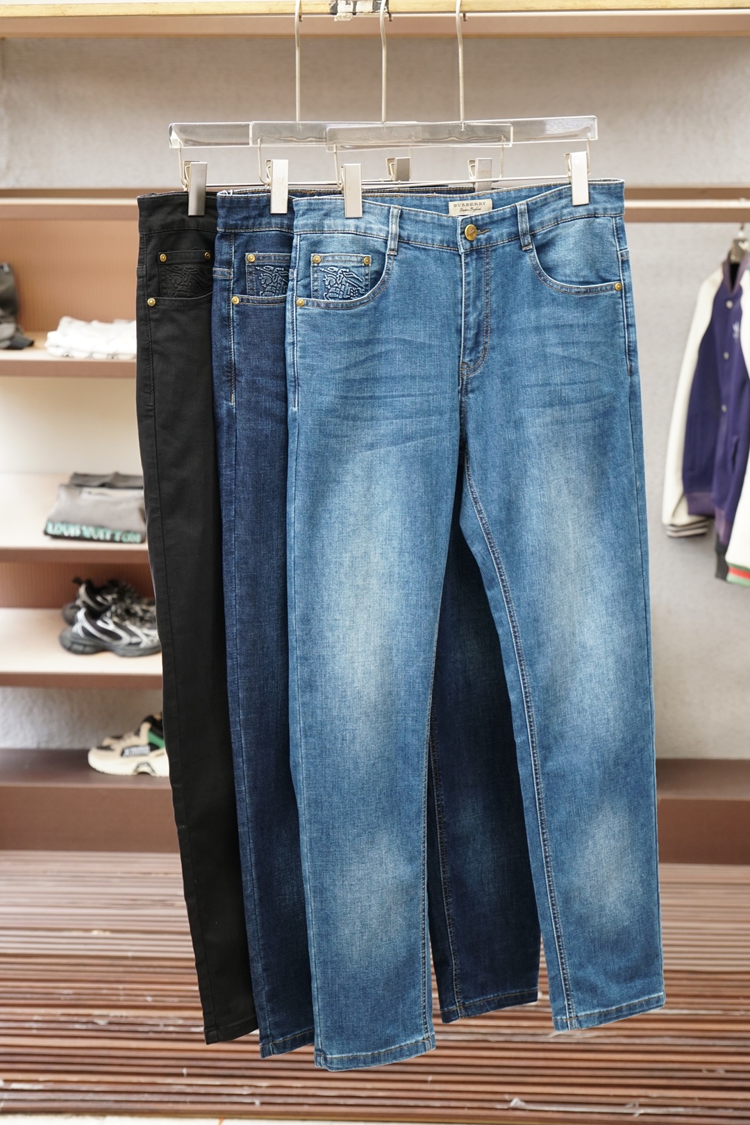 NO:843399,BBR Burberry/loose straight!  Spring and summer washed men’s jeans!  If you are a cowboy who has requirements for quality control details, I strongly recommend you to buy this model. The latest model in 26 years. This pair of jeans is made of denim cotton. The fabric feels solid and skinny, soft and skin-friendly, slightly elastic, and has no sense of restraint on the upper body. The five-pocket straight pants have a plain and elegant washed blue color that goes well with T-shirts. There is nothing to say about the shape of the pants, which is great~ Simple and pure basic style, invisible zipper opening and closing, and embossed pockets.  Neatly cut, straight-leg pants look handsome and elegant!  Size:29-38,,burberry,jeans,tees,t-shirt,19860909BBR巴宝莉/宽松直筒！春夏水洗男士牛仔裤！牛货对品控细节有要求的,强烈推荐入手此款 26年最新款, 这款牛仔裤采用牛仔棉制作 面料手感扎实有骨感,柔软亲肤,微弹力,上身无束缚感,五口袋的直筒裤型,水洗蓝素雅色调很好搭配T恤单品 裤形没有什么好说的,超级赞~ 简单纯粹的基础款,隐形拉链开合,口袋饰有压花搭配 利落裁剪,直筒裤型穿出帅气优雅！ 尺码:29-38,,burberry,jeans,tees，t-shirt,,Men's clothing