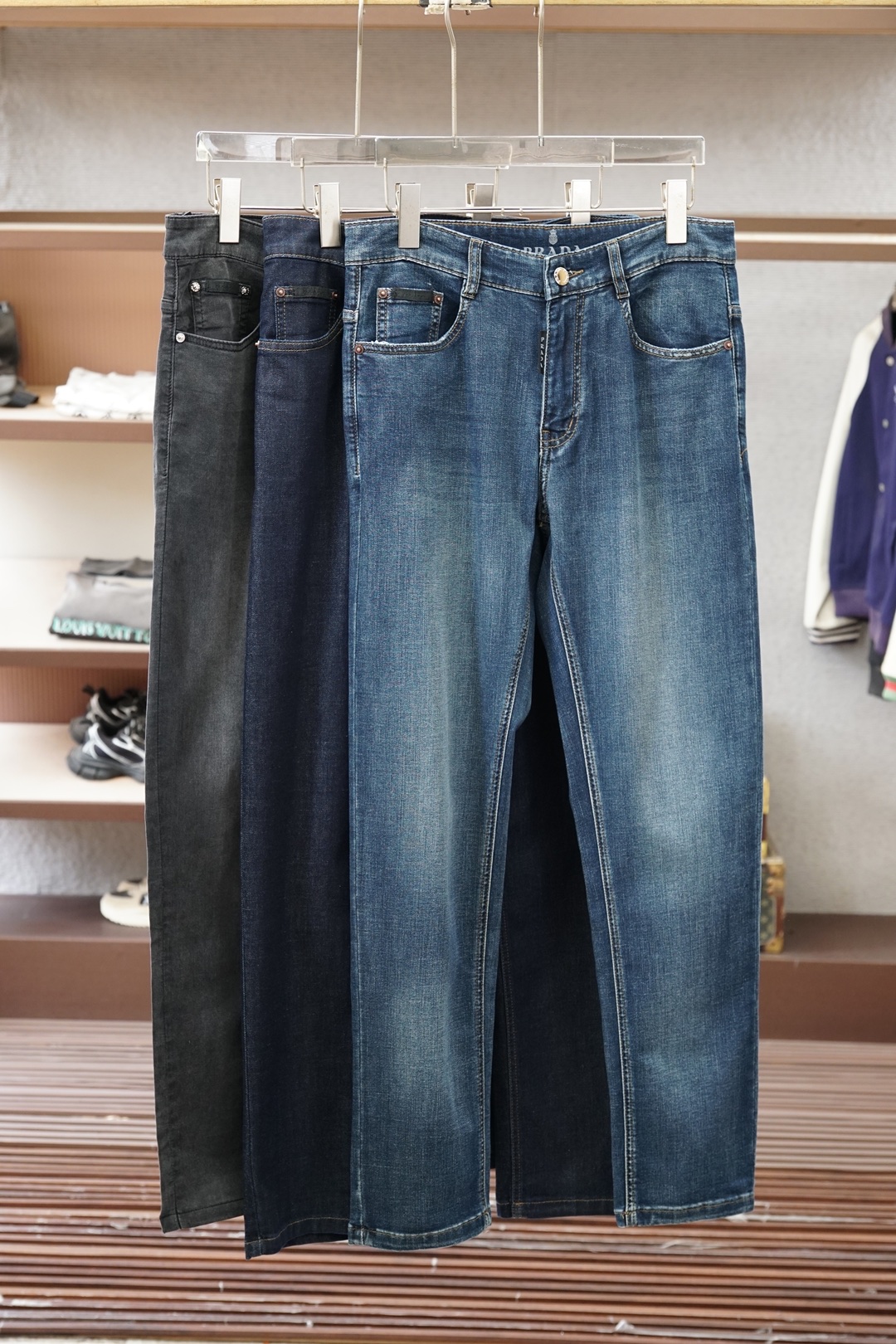 NO:843405,Prada - Prada/loose straight!  Spring and summer washed men’s jeans!  If you are a cowboy who has requirements for quality control details, I strongly recommend you to buy this model. The latest model in 26 years. This pair of jeans is made of denim cotton. The fabric feels solid and skinny, soft and skin-friendly, slightly elastic, and has no sense of restraint on the upper body. The five-pocket straight pants have a plain and elegant washed blue color that goes well with T-shirts. There is nothing to say about the shape of the pants, which is great~ Simple and pure basic style, invisible zipper opening and closing, and embossed pockets.  Neatly cut, straight-leg pants look handsome and elegant!  Size:29-38,,prada,prada,jeans,tees,t-shirt,19860909普拉达- Prada/宽松直筒！春夏水洗男士牛仔裤！牛货对品控细节有要求的,强烈推荐入手此款 26年最新款, 这款牛仔裤采用牛仔棉制作 面料手感扎实有骨感,柔软亲肤,微弹力,上身无束缚感,五口袋的直筒裤型,水洗蓝素雅色调很好搭配T恤单品 裤形没有什么好说的,超级赞~ 简单纯粹的基础款,隐形拉链开合,口袋饰有压花搭配 利落裁剪,直筒裤型穿出帅气优雅！ 尺码:29-38,,prada,prada,jeans,tees，t-shirt,,Men's clothing