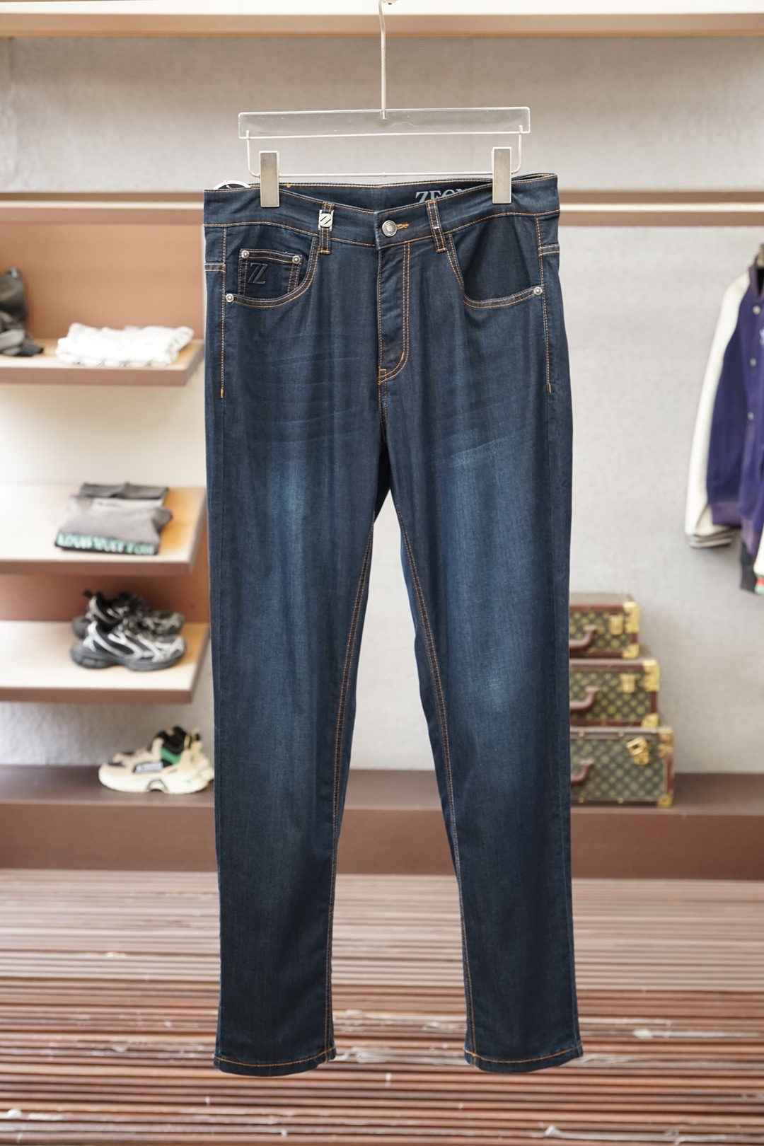 NO:843417,Zegna/2026 spring and summer straight jeans series new godfather-level washed jeans. Luxurious SS official website counter 9000 ocean new products are hot-selling. Original replica leather brand. Highly recommended. Complex craftsmanship + washed foreign trade. Quality and detail processing are in place. Luxurious details hardware accessories. Stretch slim straight pants. Size.29-38, 35 but not 37,,zegna,jeans,19860909杰尼亚/2026春夏直筒牛仔裤系列新品教父级洗水牛仔裤 奢华感ss官网专柜9000大洋新品热销 原版复刻皮牌 重磅强烈推荐 复杂工艺工艺+洗水外贸 品质感细节处理满满到位 奢华感细节五金辅料 弹力修身直筒裤型 尺码.29-38有35无37码,,zegna,jeans,,Men's clothing