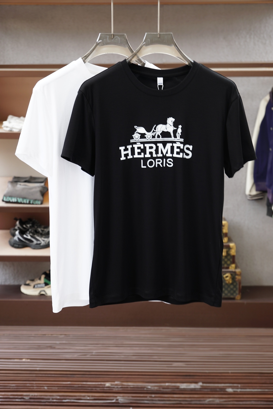 NO:843359,Hermes, Hermes-26 New Product Counter Purchasing High-end Version Texture Grade A 26/S Summer Counter Latest Round Neck Short Sleeve High-end Customized Design Avant-garde Fashion!  The brand logo is designed with heavy craftsmanship. High-end customized Pima cotton fabric. Soft to the touch. Comfortable to wear. Exquisite stitching at the counter level. Fine workmanship. The upper body effect is incomparably handsome!  Size M-3xL,,hermes,hermes,T-shirt,19860909爱马仕,Hermes-26新品专柜代购臻选高版本质地A级 26/S夏季专柜最新款圆领短袖 高端订制 设计前卫时尚！品牌logo重工艺设计 高端定制皮马棉面料.手感柔软.穿着舒适.专柜级别精致车线.做工精细.上身效果无敌帅气！码数M-3xL,,hermes,hermes,T-shirt,,Men's clothing