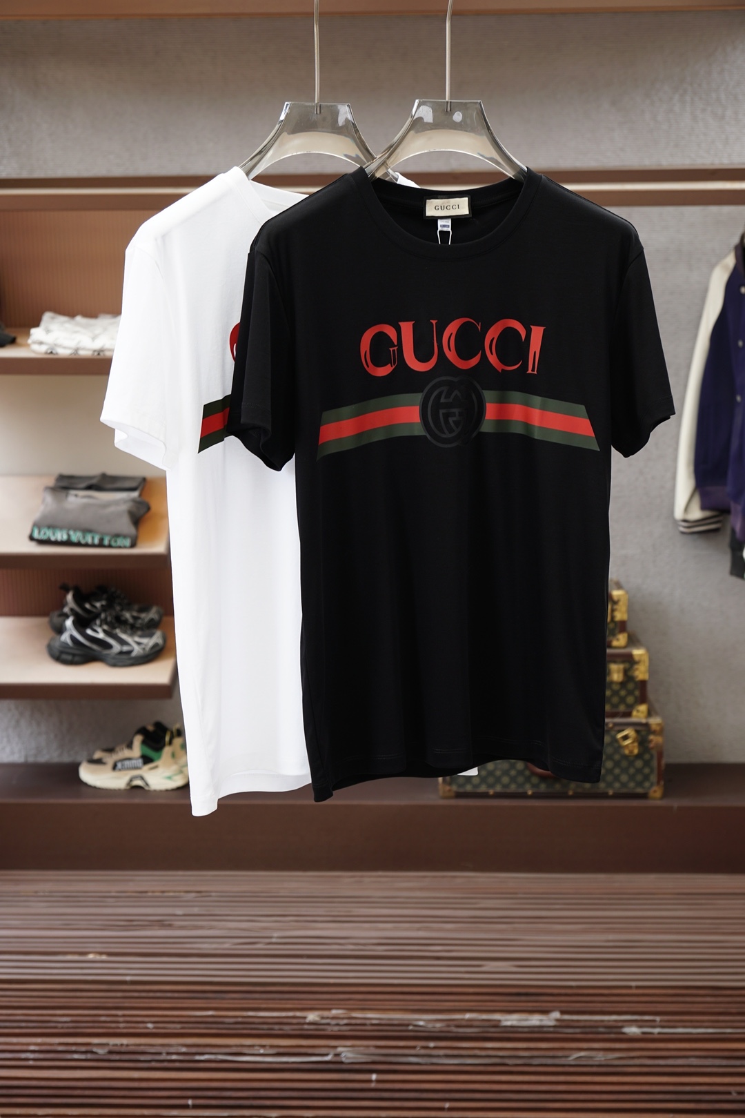 NO:843362,Gucci Gucci 26 new product counter purchasing high version quality A grade 26/S summer counter latest round neck short-sleeved high-end custom design avant-garde fashion!  The brand logo is designed with heavy craftsmanship. High-end customized Pima cotton fabric. Soft to the touch. Comfortable to wear. Exquisite stitching at the counter level. Fine workmanship. The upper body effect is incomparably handsome!  Size M-3xL,,gucci,T-shirt,19860909Gucci古奇26新品专柜代购臻选高版本质地A级 26/S夏季专柜最新款圆领短袖 高端订制 设计前卫时尚！品牌logo重工艺设计 高端定制皮马棉面料.手感柔软.穿着舒适.专柜级别精致车线.做工精细.上身效果无敌帅气！码数M-3xL,,gucci,T-shirt,,Men's clothing