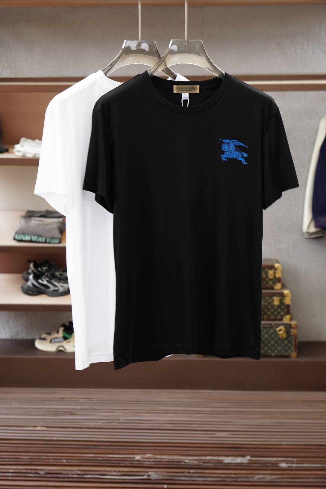 NO:843366,BBR Burberry/26 New Product Counter Purchasing High Version Quality Grade A 26/S Summer Counter Latest Round Neck Short Sleeve High-end Customized Design Avant-garde Fashion!  The brand logo is designed with heavy craftsmanship. High-end customized Pima cotton fabric. Soft to the touch. Comfortable to wear. Exquisite stitching at the counter level. Fine workmanship. The upper body effect is incomparably handsome!  Size M-3xL,,burberry,T-shirt,19860909BBR巴宝莉/26新品专柜代购臻选高版本质地A级 26/S夏季专柜最新款圆领短袖 高端订制 设计前卫时尚！品牌logo重工艺设计 高端定制皮马棉面料.手感柔软.穿着舒适.专柜级别精致车线.做工精细.上身效果无敌帅气！码数M-3xL,,burberry,T-shirt,,Men's clothing