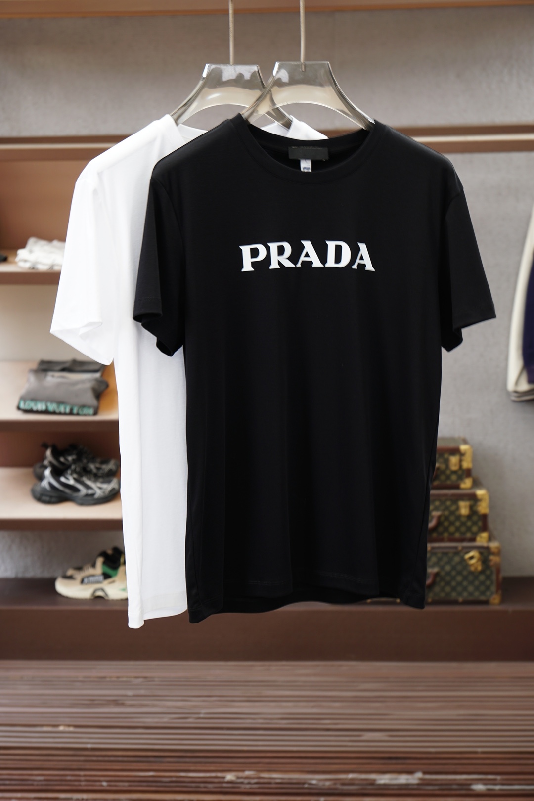 NO:843370,Prada - 26 new product counter purchasing, high version quality, grade A, 26/S summer counter, the latest round neck short sleeves, high-end customization, avant-garde and fashionable design!  The brand logo is designed with heavy craftsmanship. High-end customized Pima cotton fabric. Soft to the touch. Comfortable to wear. Exquisite stitching at the counter level. Fine workmanship. The upper body effect is incomparably handsome!  Size M-3xL,,prada,prada,T-shirt,19860909Prada普拉达-26新品专柜代购臻选高版本质地A级 26/S夏季专柜最新款圆领短袖 高端订制 设计前卫时尚！品牌logo重工艺设计 高端定制皮马棉面料.手感柔软.穿着舒适.专柜级别精致车线.做工精细.上身效果无敌帅气！码数M-3xL,,prada,prada,T-shirt,,Men's clothing