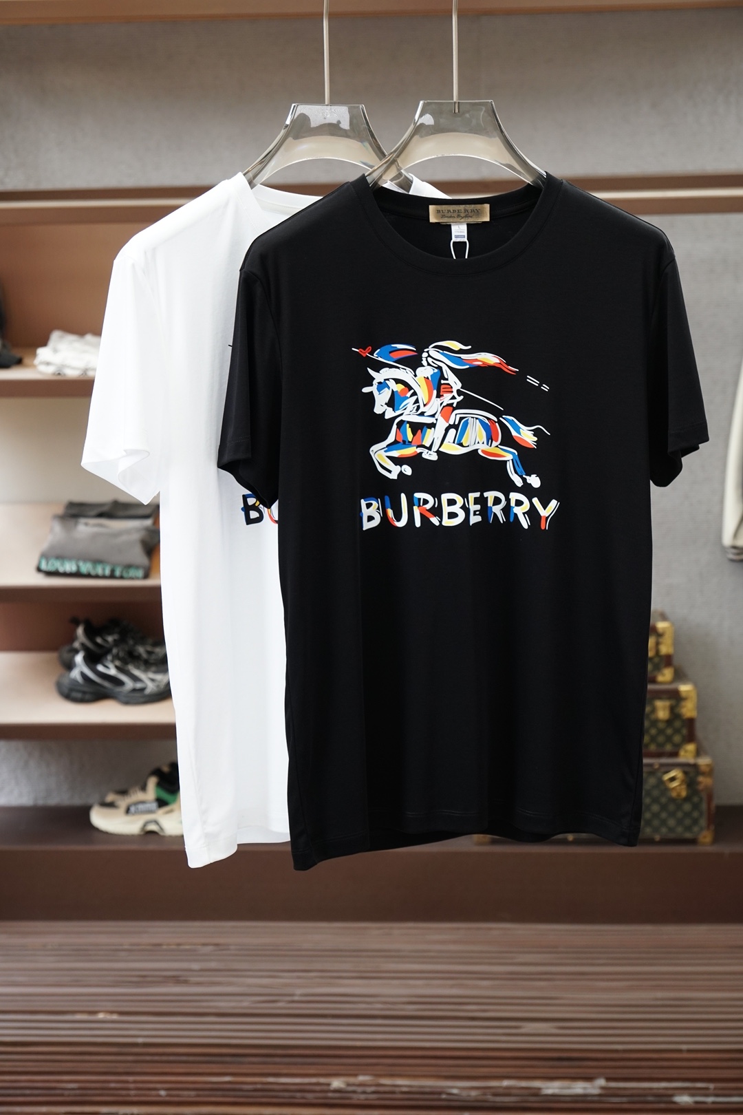 NO:843374,BBR Burberry/26 New Product Counter Purchasing High Version Quality Grade A 26/S Summer Counter Latest Round Neck Short Sleeve High-end Customized Design Avant-garde Fashion!  The brand logo is designed with heavy craftsmanship. High-end customized Pima cotton fabric. Soft to the touch. Comfortable to wear. Exquisite stitching at the counter level. Fine workmanship. The upper body effect is incomparably handsome!  Size M-3xL,,burberry,T-shirt,19860909BBR巴宝莉/26新品专柜代购臻选高版本质地A级 26/S夏季专柜最新款圆领短袖 高端订制 设计前卫时尚！品牌logo重工艺设计 高端定制皮马棉面料.手感柔软.穿着舒适.专柜级别精致车线.做工精细.上身效果无敌帅气！码数M-3xL,,burberry,T-shirt,,Men's clothing