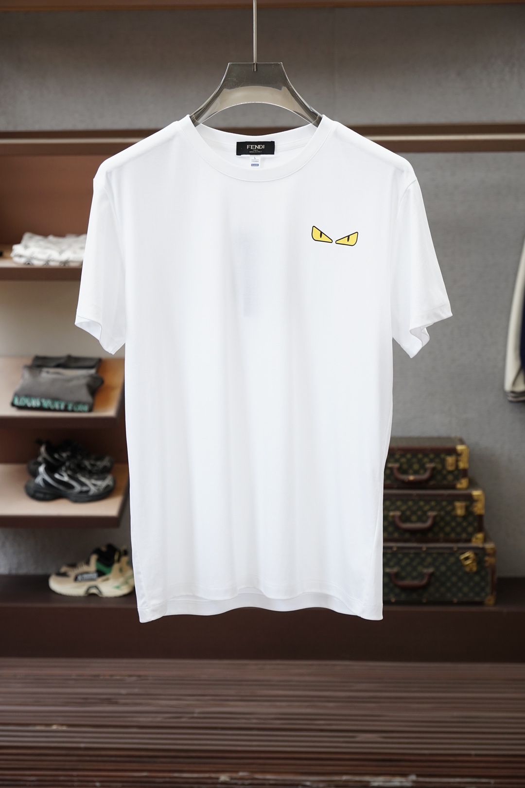 NO:843378,Fendi Fendi/26 New Products Counter Purchasing High-end Version Texture Grade A 26/S Summer Counter Latest Round Neck Short Sleeves High-end Customized Design Avant-garde Fashion!  The brand logo is designed with heavy craftsmanship. High-end customized Pima cotton fabric. Soft to the touch. Comfortable to wear. Exquisite stitching at the counter level. Fine workmanship. The upper body effect is incomparably handsome!  Size M-3xL,,fendi,fendi,T-shirt,19860909Fendi芬迪/26新品专柜代购臻选高版本质地A级 26/S夏季专柜最新款圆领短袖 高端订制 设计前卫时尚！品牌logo重工艺设计 高端定制皮马棉面料.手感柔软.穿着舒适.专柜级别精致车线.做工精细.上身效果无敌帅气！码数M-3xL,,fendi,fendi,T-shirt,,Men's clothing