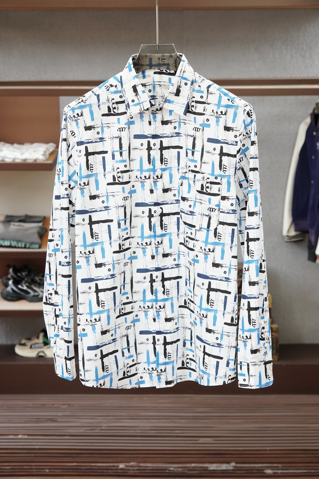 NO:843326,kiton - handmade shirts, same style for men and women!  Traditional Naples handcraftsmanship, selected top-quality island cotton, partially blended cashmere, to present the highest standard of wearing experience, perfectly fit the body shape, Australia's top deep-sea mother-of-pearl buckles shine with natural luster!  Available for both business and leisure!  !  The same color as the counter!  Artistic strokes reconstruct daily life. A shirt can also be a walking art canvas. When ink strokes collide with geometric lines, the interweaving of blue and black breaks the shackles of monotony. Wear casualness and uninhibitedness on the body, and daily commuting becomes fashionable in an instant. The crisp fabric is suitable for a variety of occasions, whether it is neat in the workplace or relaxed in leisure, it can be perfectly handled.  Wear it and let dressing become the art of self-expression. Every time you raise your hands and feet, your style will bloom freely. In ordinary daily life, live out your own 'artistic' counter color!  sizes~xxl (172/145 catties m slim fit, no belly) s shoulder width 46 bust 102 length 76 sleeve length 63 m shoulder width 47 bust 106 length 77.5 sleeve length 64 l shoulder width 48 bust 110 length 79 sleeve length 65 xl shoulder width 49 bust 114 length 80.5 sleeve length 66  xxl Shoulder width 50 Bust 118 Clothes length 82 Sleeve length 67 Recommended size (slightly loose fit) Height 174-140 pounds, try on size M which is suitable!  For boys weighing less than 135 catties, choose S size, between 135-150 catties, choose M size, between 150-165 catties, choose L size, between 165-180 catties, choose XL size, and between 180-198 catties, choose XXL size!  ,,shirts,19860909kiton奇顿-手工衬衣,男女同款！传统那不勒斯手工工艺,臻选顶级海岛棉、部分混纺羊绒、,呈现最高规格的穿着感受,完美贴合身型,澳洲顶级深海贝母扣闪耀天然光润！商务休闲皆可！！ 专柜同色！ 艺术笔触,重构日常 一件衬衫,也可以是行走的艺术画布 当水墨笔触与几何线条碰撞,蓝与黑的交织,打破单调桎梏,把随性与不羁穿在身上,日常通勤秒变时尚型场 挺括面料适配多种场合,无论是职场的利落,还是休闲时的松弛,都能完美拿捏. 穿上它,让穿搭成为自我表达的艺术,每一次抬手投足,都是风格的肆意绽放,在平凡日常里,活出独属于你的「艺术派」专柜同色！ sizes～xxl（172/145斤m修身 没肚腩） s 肩宽 46胸围 102衣长 76袖长63 m 肩宽 47胸围 106衣长 77.5袖长64 l肩宽 48胸围 110衣长 79袖长65 xl 肩宽 49胸围 114衣长 80.5袖长66 xxl肩宽 50胸围 118衣长 82袖长67 尺码推荐（略宽松版型） 身高174-140斤,试穿M码合适！ 男生体重135斤以内选择S码,135-150斤选择M码,150-165斤选择L码,165-180斤选择XL码,180-198斤选择XXL码！,,shirts,,Men's clothing