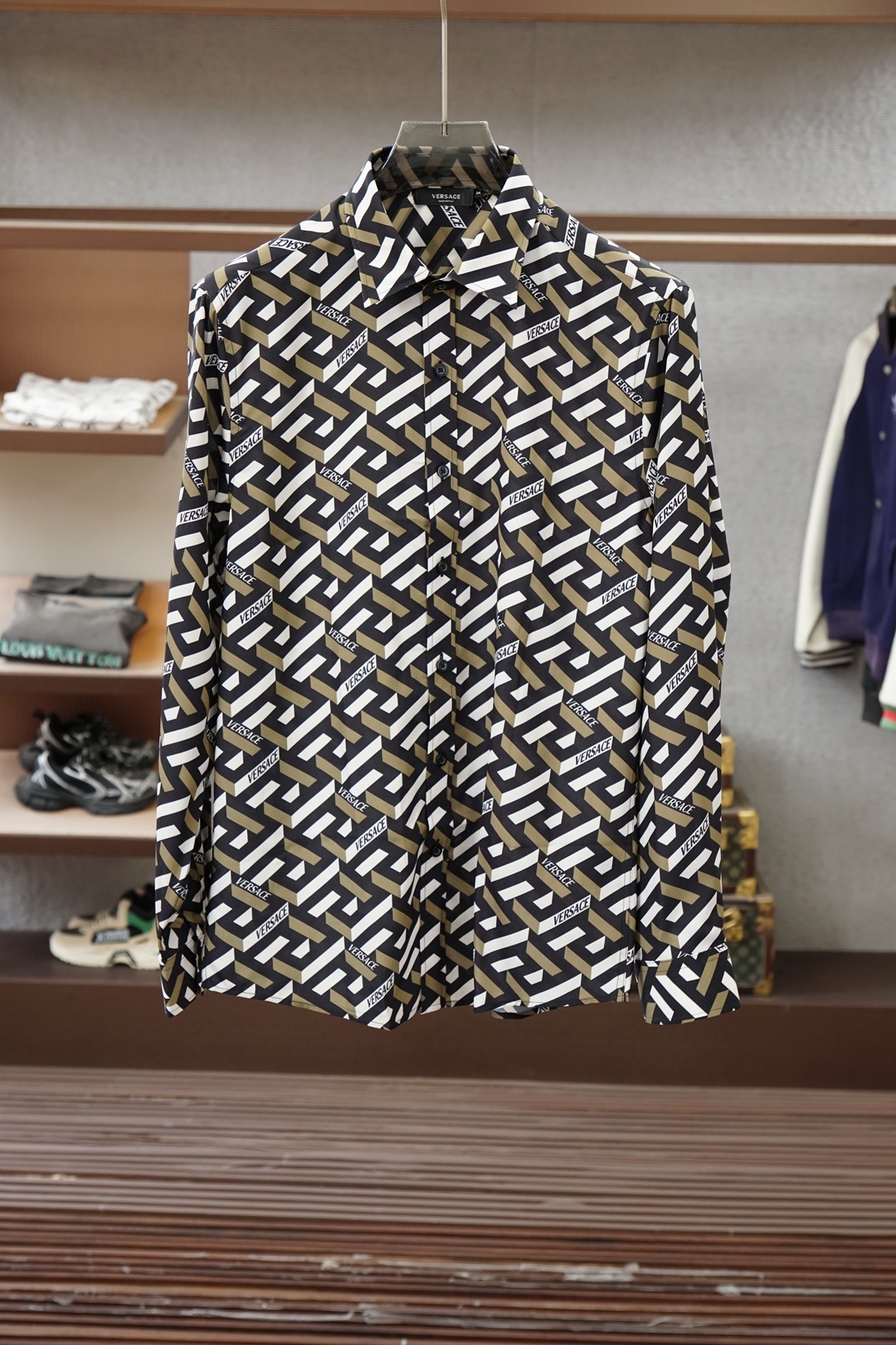 NO:843332,Fendi - Fendi letters environmentally friendly three-dimensional four-dimensional color printed silk series shirts!  The shirt fabric is made of silk and fine cotton blended fabric!  Soft, delicate, comfortable and breathable!  A very high quality product!  Paired with trendy letter prints!  No need to explain too much!  At first glance, it looks like a very high-end and classy style!  . sizes～xxl (172/145 catties m fits well without belly) s shoulder width 46 bust 102 length 76 sleeve length 63 m shoulder width 47 bust 106 length 77.5 sleeve length 64 l shoulder width 48 bust 110 length 79 sleeve length 65 xl shoulder width 49 bust 114 length 80.5 sleeve length 66  xxl Shoulder width 50 Bust 118 Clothes length 82 Sleeve length 67 Recommended size (slightly loose fit) Height 174-140 pounds, try on size M which is suitable!  For boys weighing less than 135 catties, choose S size, between 135-150 catties, choose M size, between 150-165 catties, choose L size, between 165-180 catties, choose XL size, and between 180-198 catties, choose XXL size!  ,,fendi,fendi,shirts,real silk,19860909Fendi-芬迪字母环保立体四维彩色印花真丝系列衬衫！衬衫面料是天蚕丝和精棉混纺布面料！柔软细腻舒适透气！非常高质量的一款产品！搭配潮流字母印花图案！不用过多解释！一眼望去非常的高端大气上档次的款式！. sizes～xxl（172/145斤m合身没肚腩） s 肩宽 46胸围 102衣长 76袖长63 m 肩宽 47胸围 106衣长 77.5袖长64 l肩宽 48胸围 110衣长 79袖长65 xl 肩宽 49胸围 114衣长 80.5袖长66 xxl肩宽 50胸围 118衣长 82袖长67 尺码推荐（略宽松版型） 身高174-140斤,试穿M码合适！ 男生体重135斤以内选择S码,135-150斤选择M码,150-165斤选择L码,165-180斤选择XL码,180-198斤选择XXL码！,,fendi,fendi,shirts,real silk,,Men's clothing
