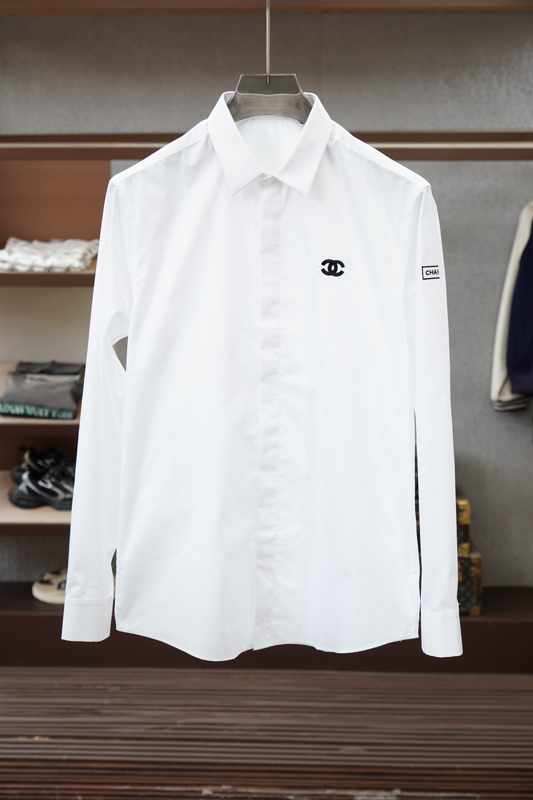 NO:843338,Chanel/new Chanel slim shirt!  The satin fabric imported by Lutai Textile has a satin finishing treatment, which feels silky and thick. The fabric has a double yarn count of 120 and a weight of 140 grams. The three-dimensional embroidery with Coats thread and logo embroidery on the sleeves and arms are high-end and elegant!  The rest are built-in inlaid silver logos that are neither purely business nor old-fashioned sizes ~ xxl (172/145 catties m slim fit, no belly) black and white s shoulder width 46 chest 10 2 dress length 73 sleeve length 62 m shoulder width 47 chest 10 6 dress length 74 sleeve length 63 l shoulder width 48 chest 110 dress length 75 sleeve length 64 xl shoulder width  49 Bust 114 Length 76 Sleeve Length 65 xxl Shoulder Width 50 Bust 118 Length 77 Sleeve Length 66,,chanel,shirts,19860909香奈儿/新款香一奈儿修身衬衫！鲁泰纺织进口的贡缎面料,缎纹后整处理,手感丝滑有厚度,面料双股纱线120支数,140克重.高士线立体绣花,袖臂Logo 刺绣高端大气！其余都是内置镶嵌银钱logo既不纯商务又不老气 sizes～xxl（172/145斤m修身 没肚腩）黑色白色 s 肩宽 46胸围 10 2衣长 73袖长62 m 肩宽 47胸围 10 6衣长 74袖长63 l肩宽 48胸围 110衣长 75袖长64 xl 肩宽 49胸围 114衣长 76袖长65 xxl肩宽 50胸围 118衣长 77袖长66,,chanel,shirts,,Men's clothing