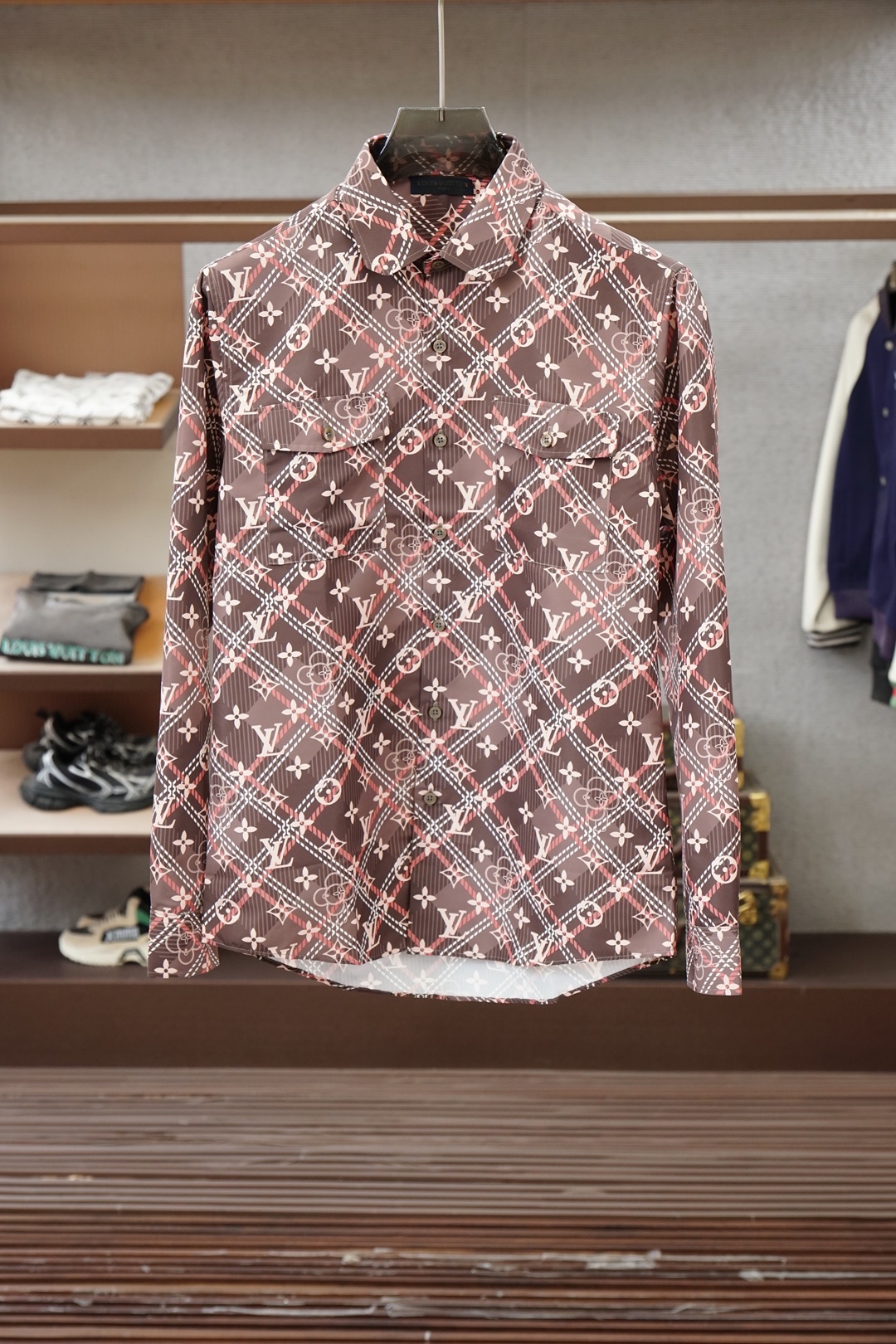 NO:843343,,Lv Louis Vuitton-Spring and summer new 4-dimensional ring confidential printing thermal camouflage fine line is grandly launched!  120 count combed cotton printed short-sleeved shirt, a must-have item for European style, suitable for both formal and casual wear!  All girls can choose S size first, exclusive customization in the market!  First order of 500 pieces!  Two colors available from stock!  The same size for men and women: S- XX L. For boys weighing less than 135 pounds, choose size S. Size S: shoulder width 46, bust 102, length 76, sleeve length 64. Size M: shoulder width 47, bust 106, length 77, sleeve length 65. Size L: shoulder width 48, bust 110, length 78, sleeve length 66. XL: shoulder width 49, bust 114.  Clothing length 79, sleeve length 67 XXL: shoulder width 50, bust 118, clothing length 80, sleeve length 68,,louis vuitton,louis vuitton,shirts,T-shirt,19860909,Lv 路易威登- 春夏新款4维环保密印热敏迷彩细列隆重上市！120支精梳全棉印花短袖衬衫,欧范儿必备单品神器,正穿休闲两用！女孩全部可先S码,市场独家定制！首单500件！两色现货供应！ 男女同款 码数S- XX L 男生体重135斤以内选择S码合身 S码 : 肩宽 46 胸围102 衣长76 袖长64 M码: 肩宽 47 胸围106 衣长77 袖长65 L码 : 肩宽 48 胸围110 衣长78 袖长66 XL : 肩宽 49 胸围114 衣长79 袖长67 XXL : 肩宽 50 胸围118 衣长80 袖长68,,louis vuitton,louis vuitton,shirts,T-shirt,,Men's clothing