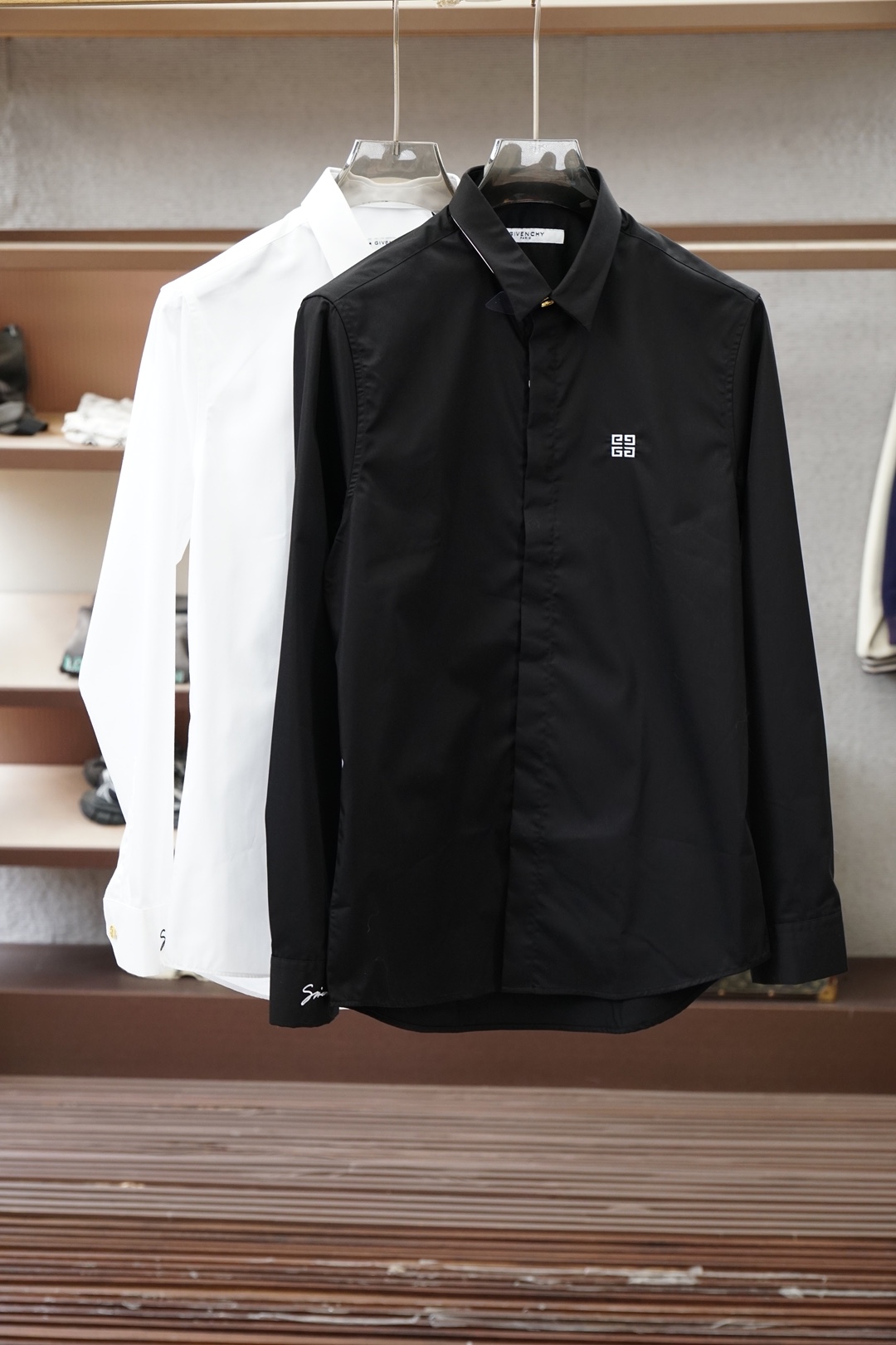 NO:843346,Givenchy/Complete with three standards, original washed wheat spring and summer latest long-sleeved shirt, purchasing original goods, classic versatile shirt, the first choice for fashion taste, original goods, support any form of inspection, genuine factory-produced tail order, giving it away is very classy. 100 imported gold silk cotton satin, comfortable, soft and stylish, careful!  Comes with a classic gift box!  (White and black recommended) Size s-xL. (172/140 catties m slim fit without belly) s shoulder width 44 bust 100 length 73 sleeve length 62 m shoulder width 45 bust 104 length 74 sleeve length 63 l shoulder width 46 bust 108 length 75 sleeve length 64 xl shoulder width 47 bust 112 length  76 sleeve length 65,,givenchy,shirts,19860909纪梵希/ 三标齐全 原版水洗麦春夏最新款长袖衬衫 代购原单牛货 经典百搭衬衣,时尚品味首选 原单货,支持任何形式验货,真正的代工厂出品尾单,送人自己穿都非常显档次.100进口金丝棉绒贡缎,舒适,柔软有型,仔细！搭配经典礼品盒！（白色黑色推荐） 尺码s-xL.（172/140斤m修身 没肚腩） s 肩宽 44胸围 100衣长 73袖长62 m 肩宽 45胸围 104衣长 74袖长63 l肩宽 46胸围 108衣长 75袖长64 xl 肩宽 47胸围 112衣长 76袖长65,,givenchy,shirts,,Men's clothing