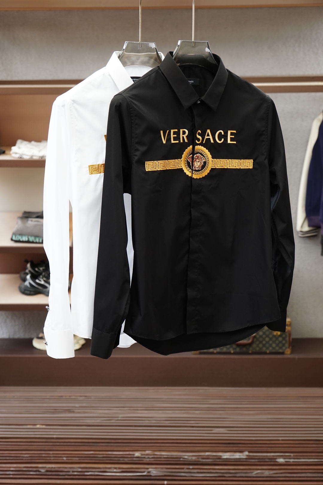NO:843350,Versace, Ver-B's new men's shirt has a very high-profile style design, but when someone peeks at your taste, it can make him startled. Let me introduce this shirt to you. It is embellished with very eye-catching silver buttons, high-end classic slim fit cutting design, equipped with British embroidered collar technology, and the upper body is very authentic British gentleman style. The collar and front chest are embroidered with classic logos!  A high-quality and high-end shirt is always a rarity for men, and it is also a very valuable item for investment. The fabric and accessories of this shirt are all supplied by foreign customers. The heavy-staple long-staple cotton imported from Turkey, double-ply 120 high-count yarn, the fabric is custom-woven with beautiful jacquard technology. It is unique. The texture and comfort of the fabric are at the peak, the skin-friendly and breathable, and the fabric texture is luxurious!  The details are also very outstanding, the stitching is tight, the buttons are made by exquisite handwork, the tailoring is first-class, it has exclusive sophisticated cutting technology, and it conforms to the rigorous ergonomic design. The classic Italian collar gathers the traditional craft symbols of Ermenegildo Zegna and gives the new season fashion aesthetic value. It has a solemn and harmonious style, a very light and sophisticated color scheme, and a full sense of high-end!  Invincible and versatile, with wide compatibility, it is the first choice for urban elite men!  The unique shell buckle inlay craftsmanship can be appreciated with your eyes closed!  Black and white, size S-XL (172/140 catties m slim fit, no belly) s shoulder width 44 bust 100 length 73 sleeve length 62 m shoulder width 45 bust 104 length 74 sleeve length 63 l shoulder width 46 bust 108 length 75 sleeve length 64 xl shoulder width 47 bust 112 length  76 sleeve length 65,versace,zegna,shirts,19860909范思哲,Ver－B新款男士衬衫 十分高调的款式风格设计,但是当别人窥探你品味之时,却能让他为之一怔,让我为大家介绍下此款衬衫单品,非常亮眼的银扣点缀,高端的经典修身的版型裁剪设计,配置英式绣花领工艺,上身就是非常地道的英伦绅士风范 衣领和前胸襟采用经典Logo绣制！ 一款上等且高级的衬衫,对于男人来说永远是稀缺品,亦是非常具有投资意义的单品,该款衬衫面料和辅料皆为外商客供,重磅土耳其进口长绒棉,双股120高支纱线,面料有由绝美的提花工艺定织而成,独一无二,面料质感与舒适度达到登峰造极,亲肤性与透气性绝佳,面料肌理透着奢华感！ 在细节方面亦是非常出彩,走线严丝合缝,逢扣由精湛的手工参与,剪裁一流,拥有独家精良的裁剪技术,符合严谨的人体工程学设计,经典意式领,聚集了杰尼亚传统工艺符号,并赋予了新一季时装美学价值,亦庄亦谐的风格,非常轻熟内敛稳重的配色,高级感十足！无敌的百搭,兼容性广泛,都市精英男士首选！ 独特的贝壳扣镶嵌工艺闭眼入！黑色白色 尺码S-XL（172/140斤m修身 没肚腩） s 肩宽 44胸围 100衣长 73袖长62 m 肩宽 45胸围 104衣长 74袖长63 l肩宽 46胸围 108衣长 75袖长64 xl 肩宽 47胸围 112衣长 76袖长65,,versace,zegna,shirts,,Men's clothing
