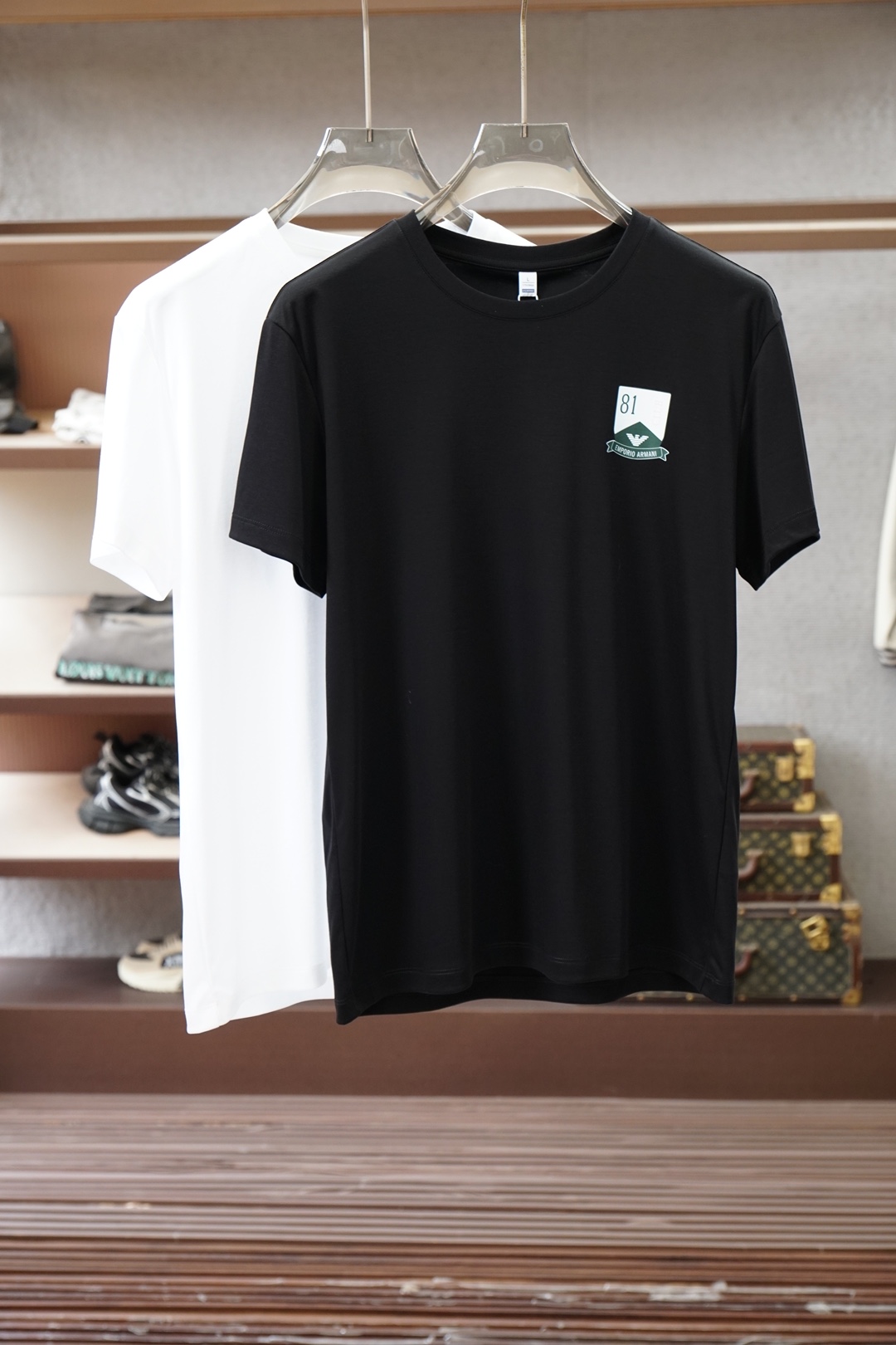 NO:843354,Armani-26 New Product Counter Purchasing High Version Quality Grade A 26/S Summer Counter Latest Round Neck Short Sleeve High-end Customized Design Avant-garde Fashion!  The brand logo is designed with heavy craftsmanship. High-end customized Pima cotton fabric. Soft to the touch. Comfortable to wear. Exquisite stitching at the counter level. Fine workmanship. The upper body effect is incomparably handsome!  Size M-3xL,,armani,T-shirt,19860909阿玛尼-26新品专柜代购臻选高版本质地A级 26/S夏季专柜最新款圆领短袖 高端订制 设计前卫时尚！品牌logo重工艺设计 高端定制皮马棉面料.手感柔软.穿着舒适.专柜级别精致车线.做工精细.上身效果无敌帅气！码数M-3xL,,armani,T-shirt,,Men's clothing